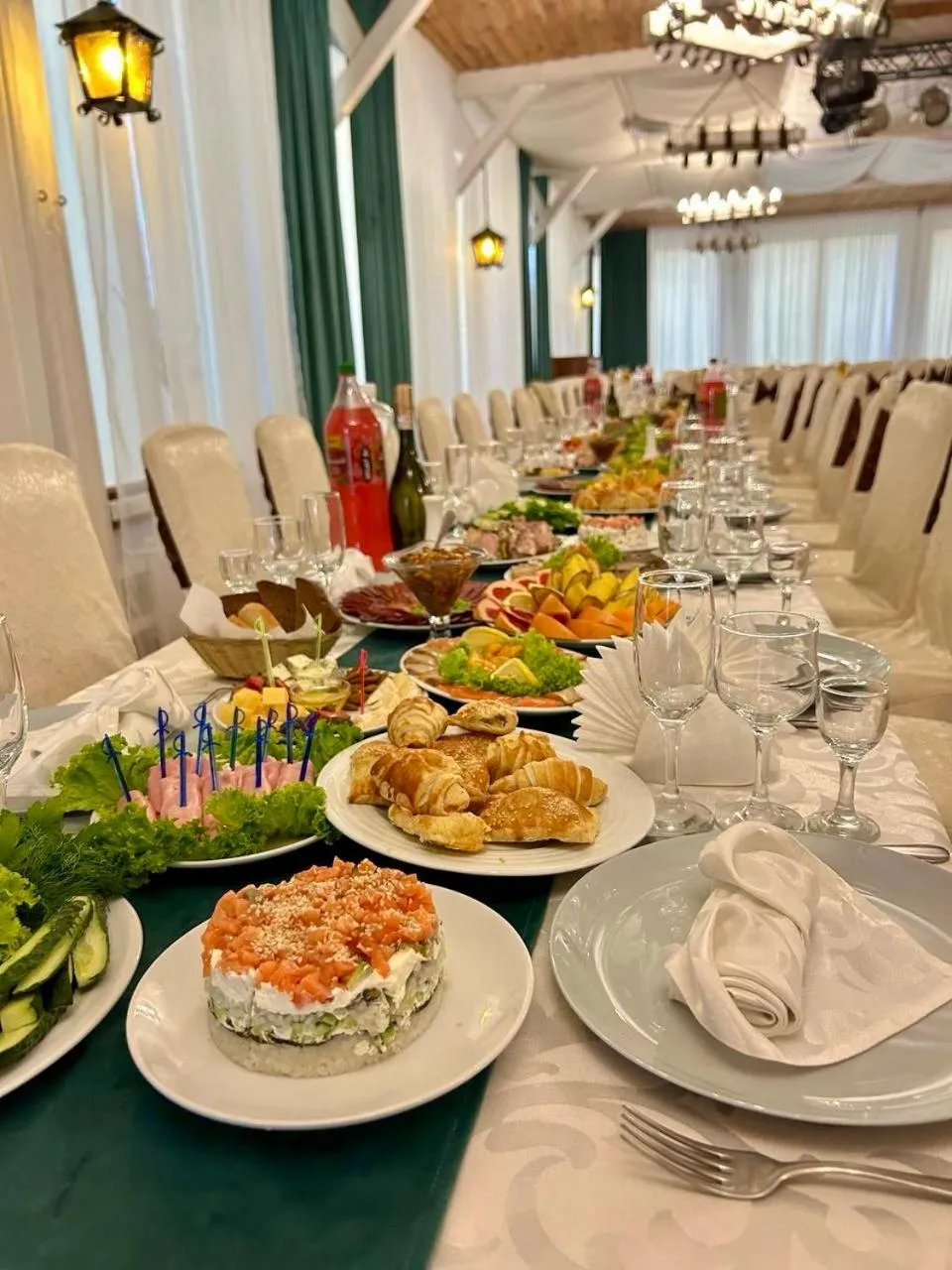 Restaurant/places to eat in VVP Club Hotel