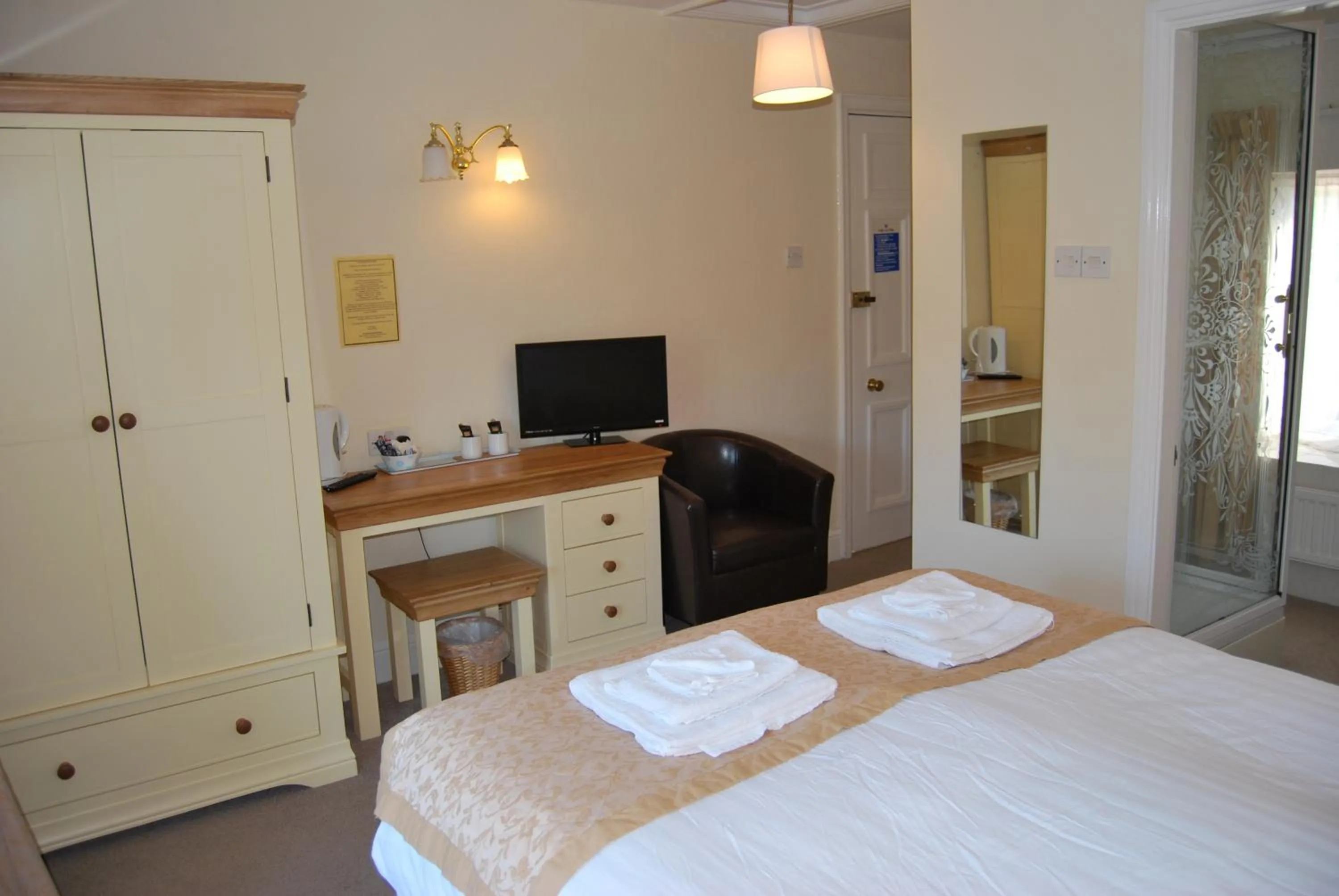 Bedroom, Bed in The Miners Arms