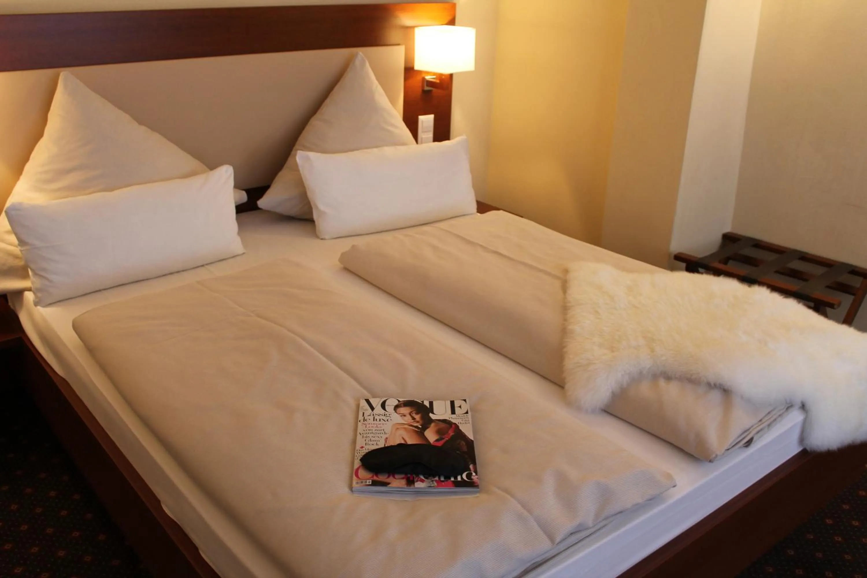 Bed in Stadt-gut-Hotel Gasthof Goldener Adler