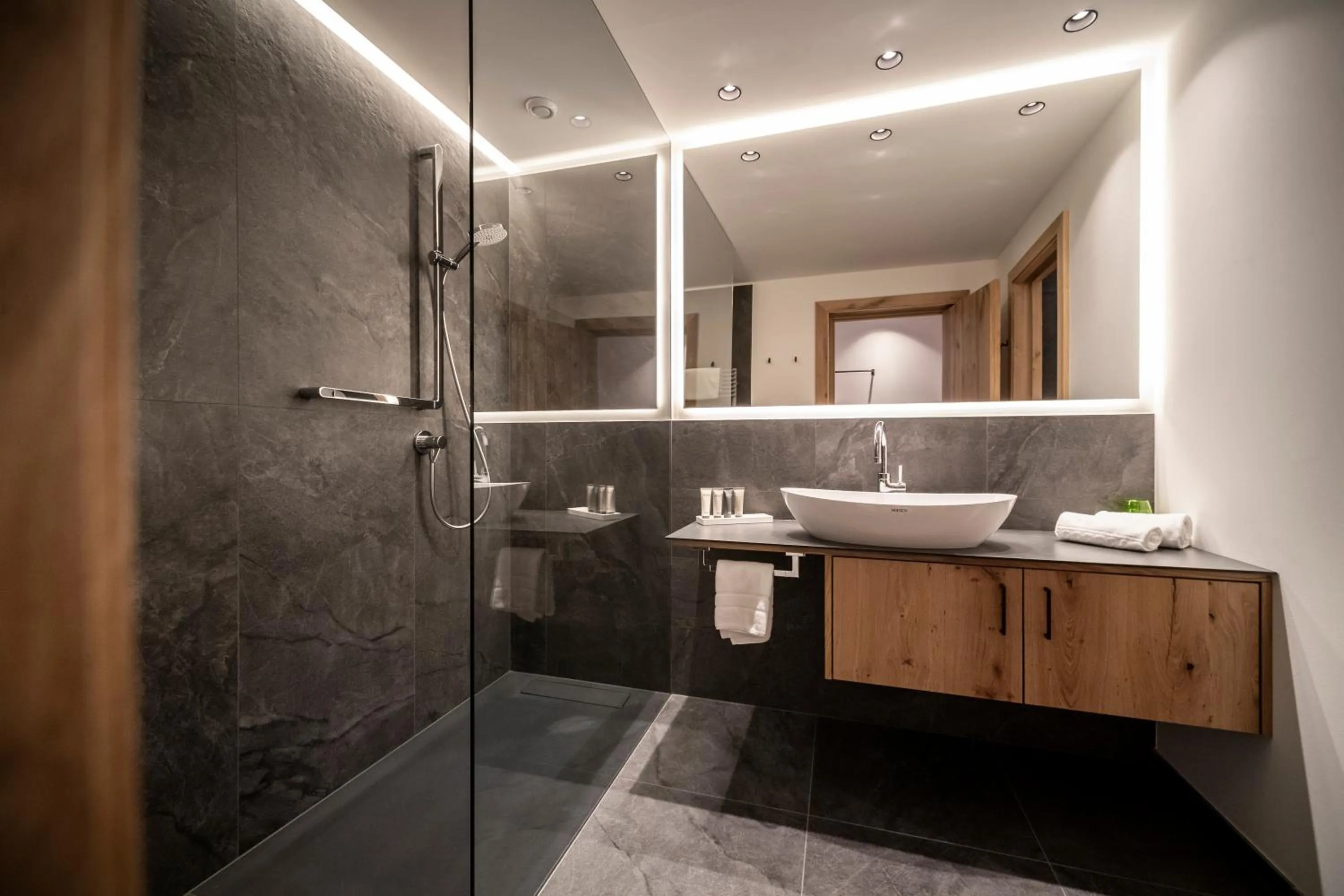 Shower in Hotel Simpaty