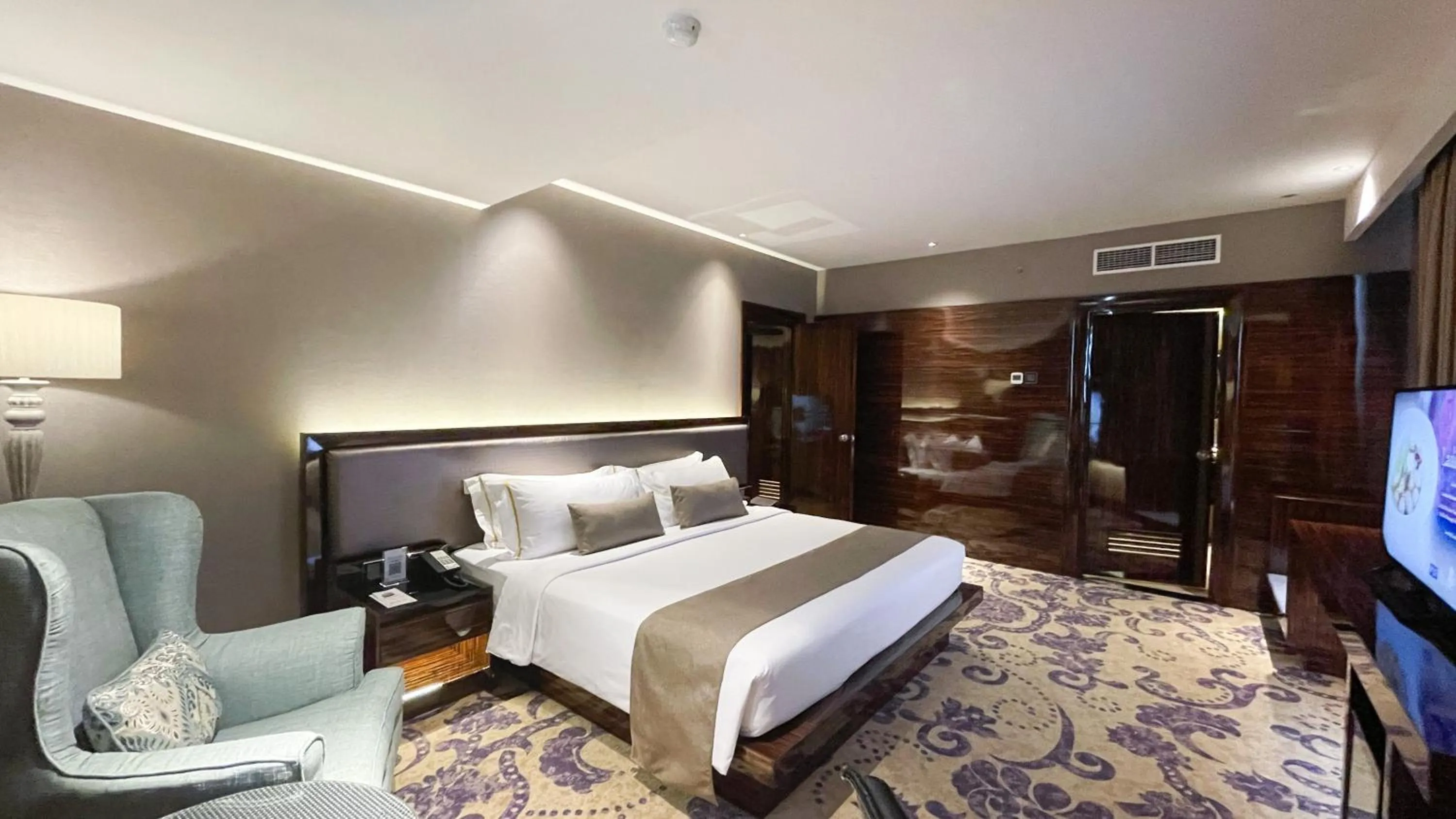 Communal lounge/ TV room, Bed in The Arista Hotel Palembang