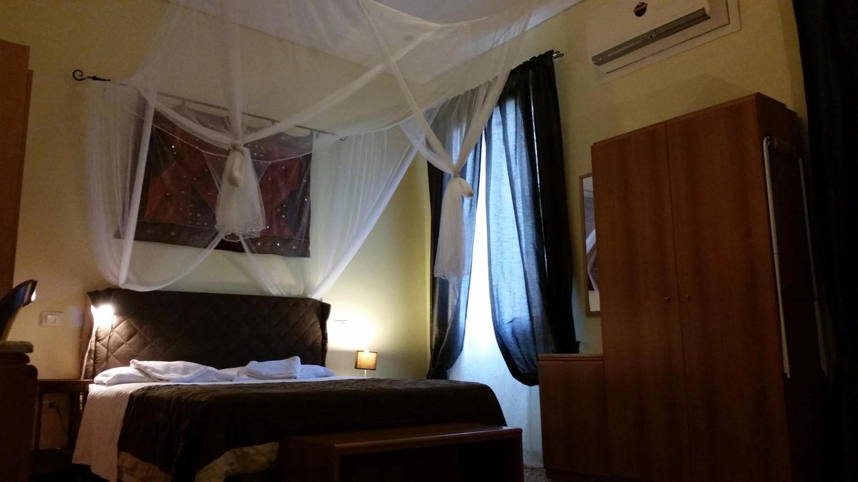 Photo of the whole room, Bed in B&B Venice 1964