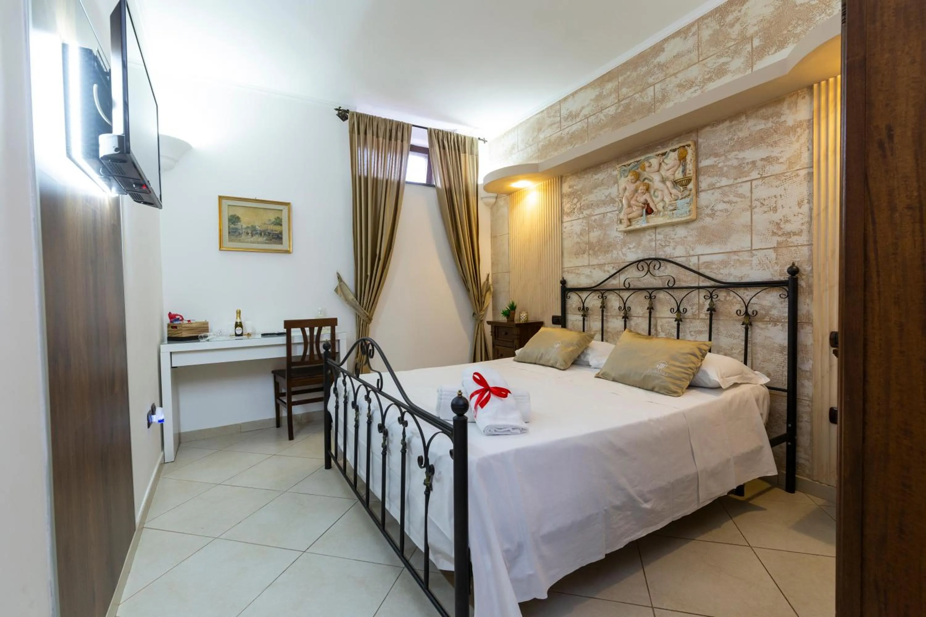 Bed in Pompei Luxury Rooms
