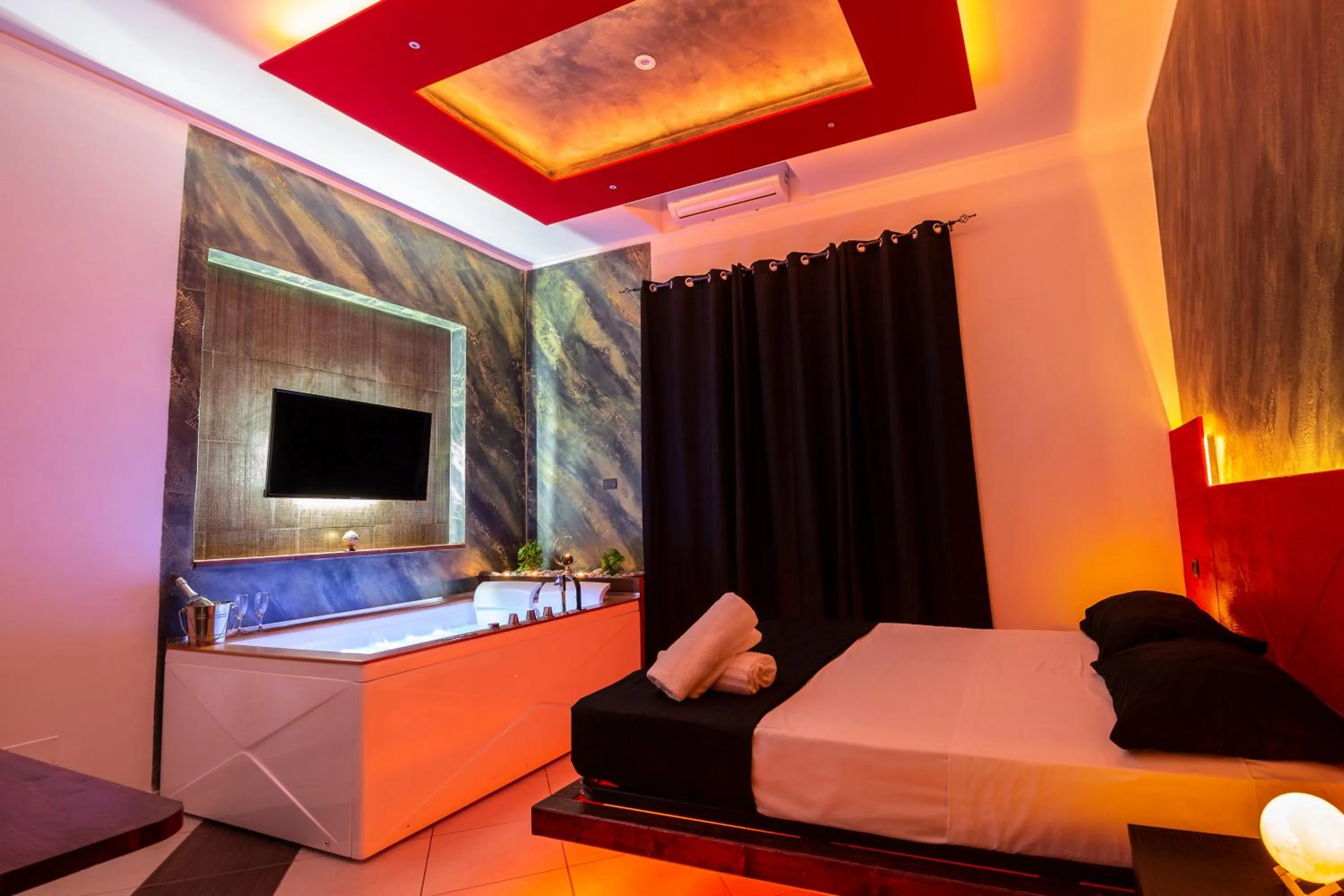 Bed in Pompei Luxury Rooms