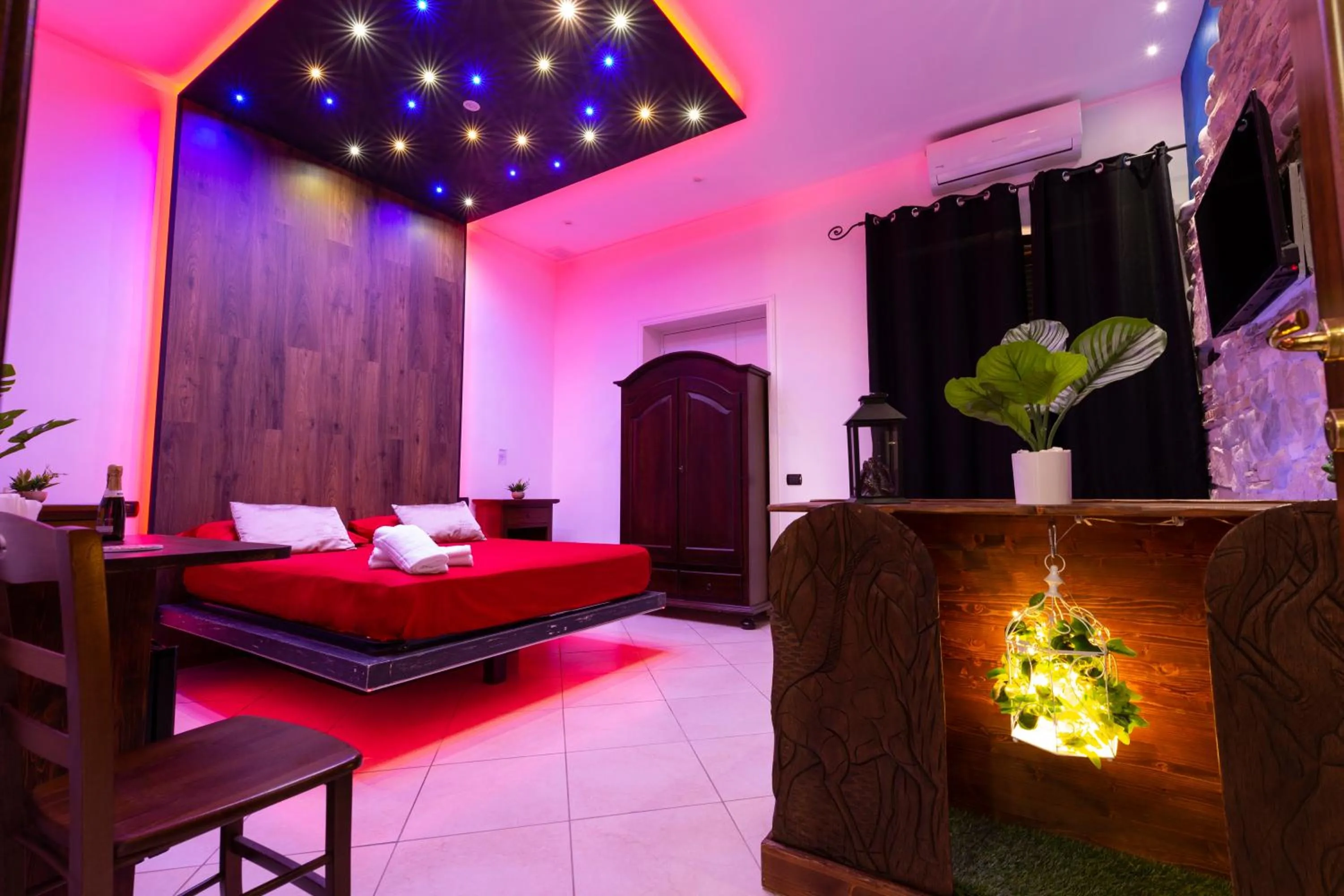 Bed in Pompei Luxury Rooms