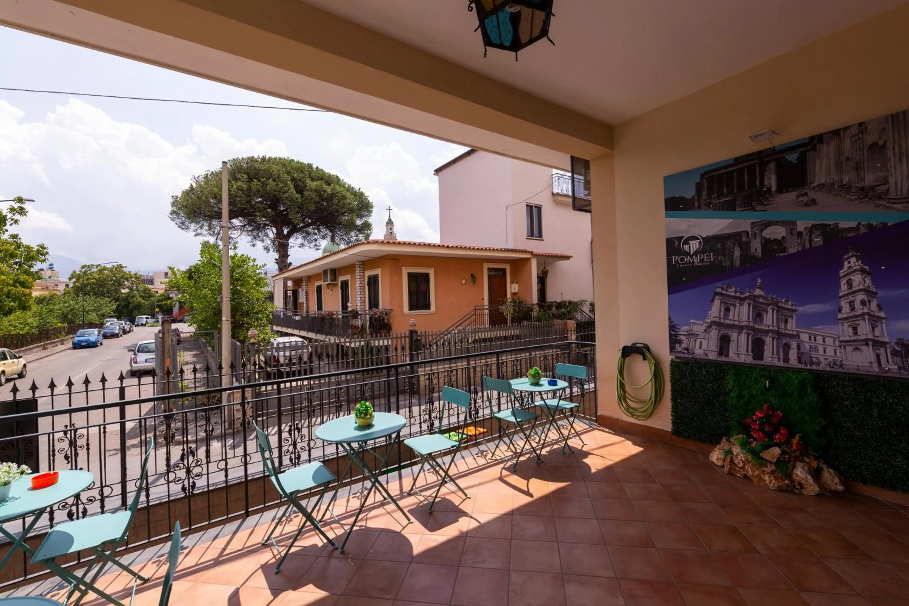 Patio in Pompei Luxury Rooms