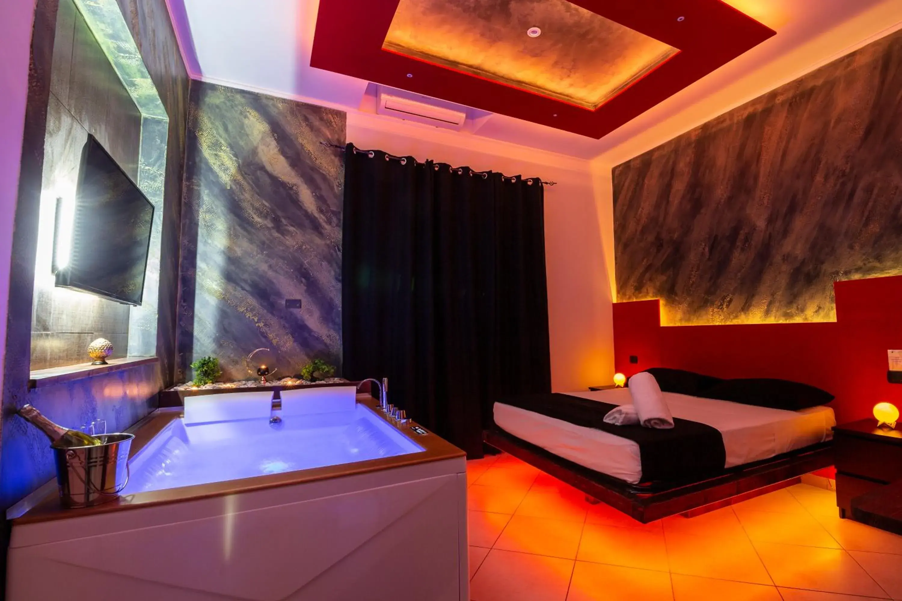Queen Suite with Spa Bath in Pompei Luxury Rooms Queen Suite with Spa Bath in Pompei Luxury Rooms