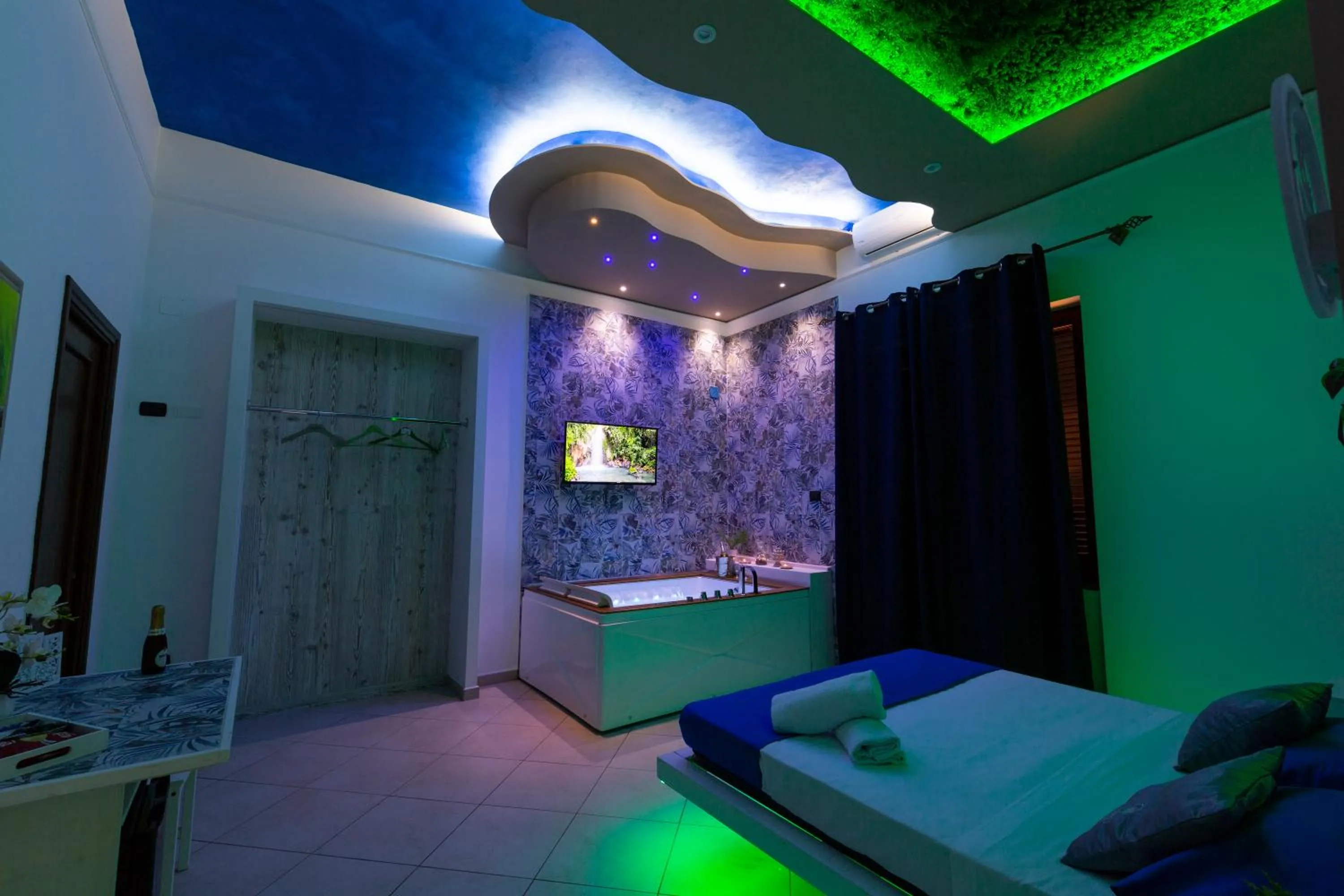 Bed in Pompei Luxury Rooms