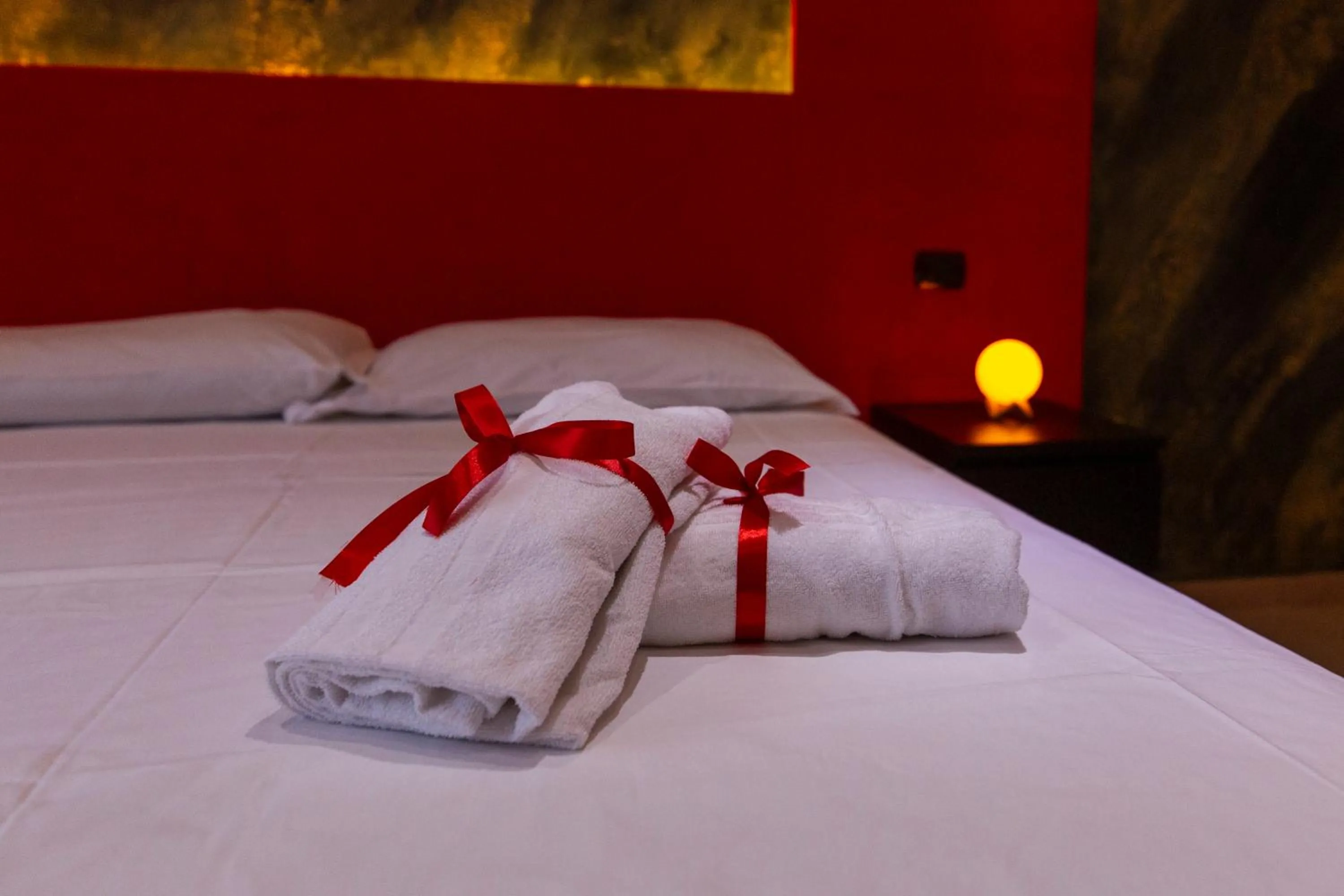 Bed in Pompei Luxury Rooms