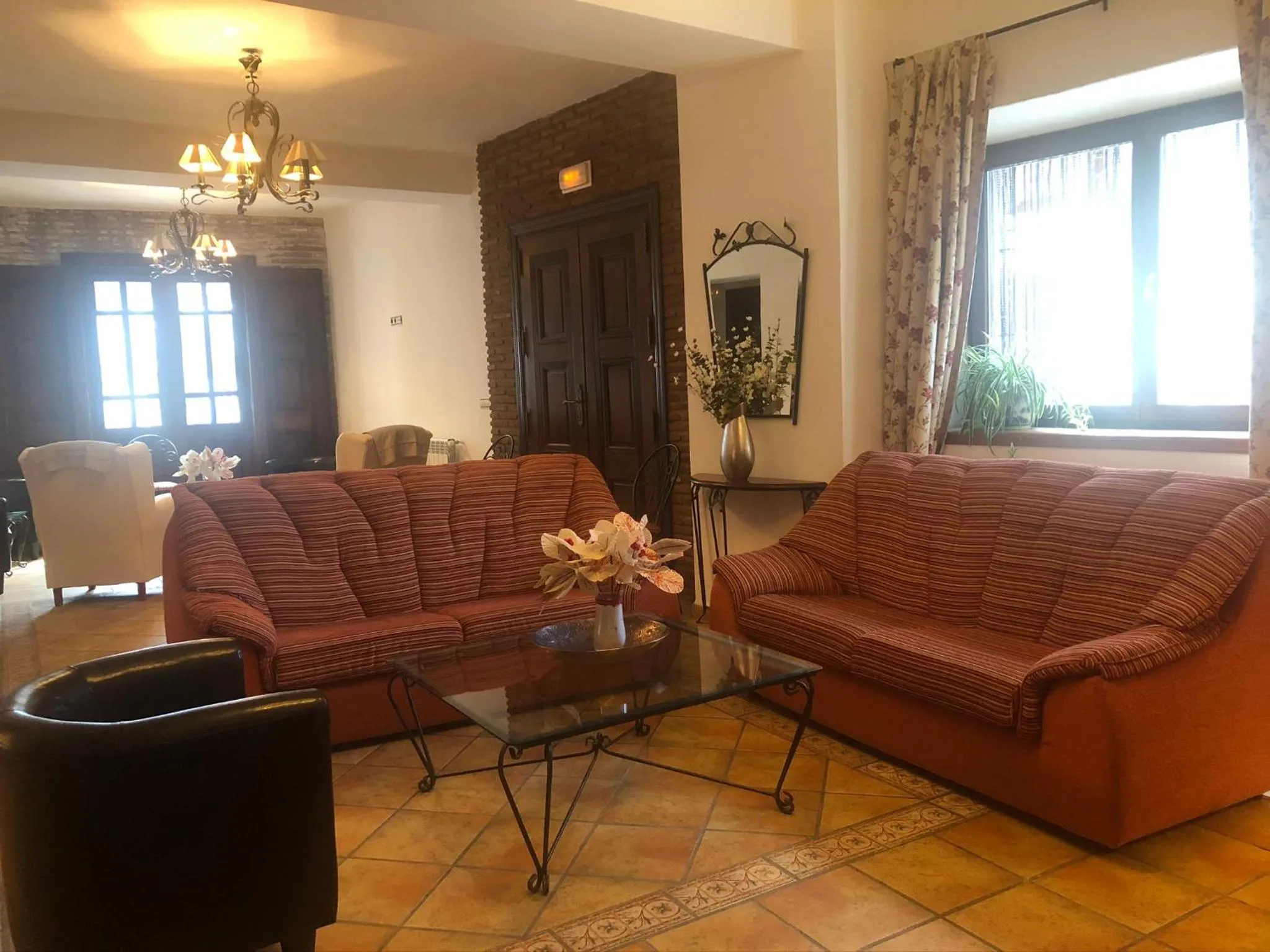 Communal lounge/ TV room in Hotel Rural Poqueira II