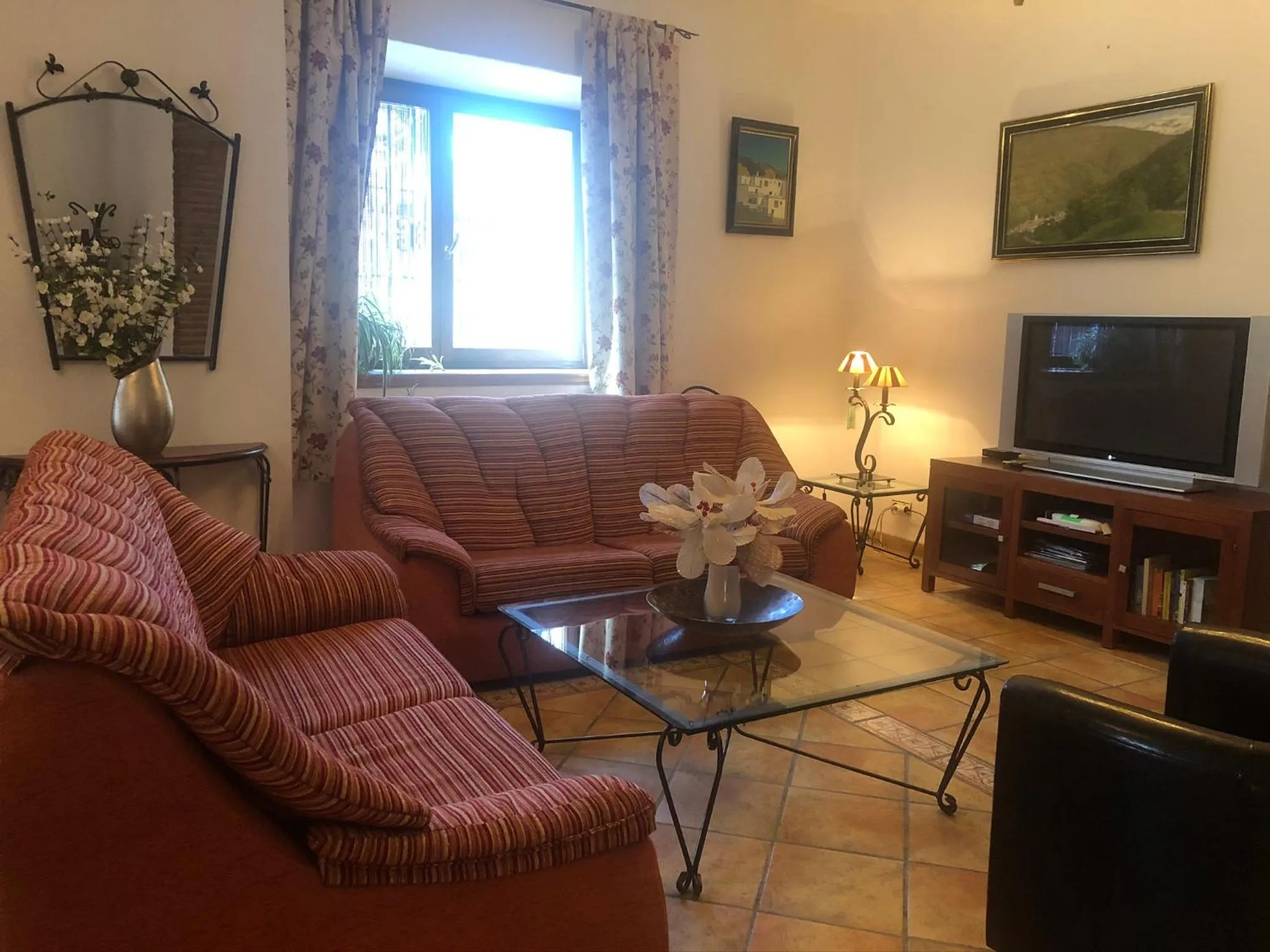 Communal lounge/ TV room in Hotel Rural Poqueira II