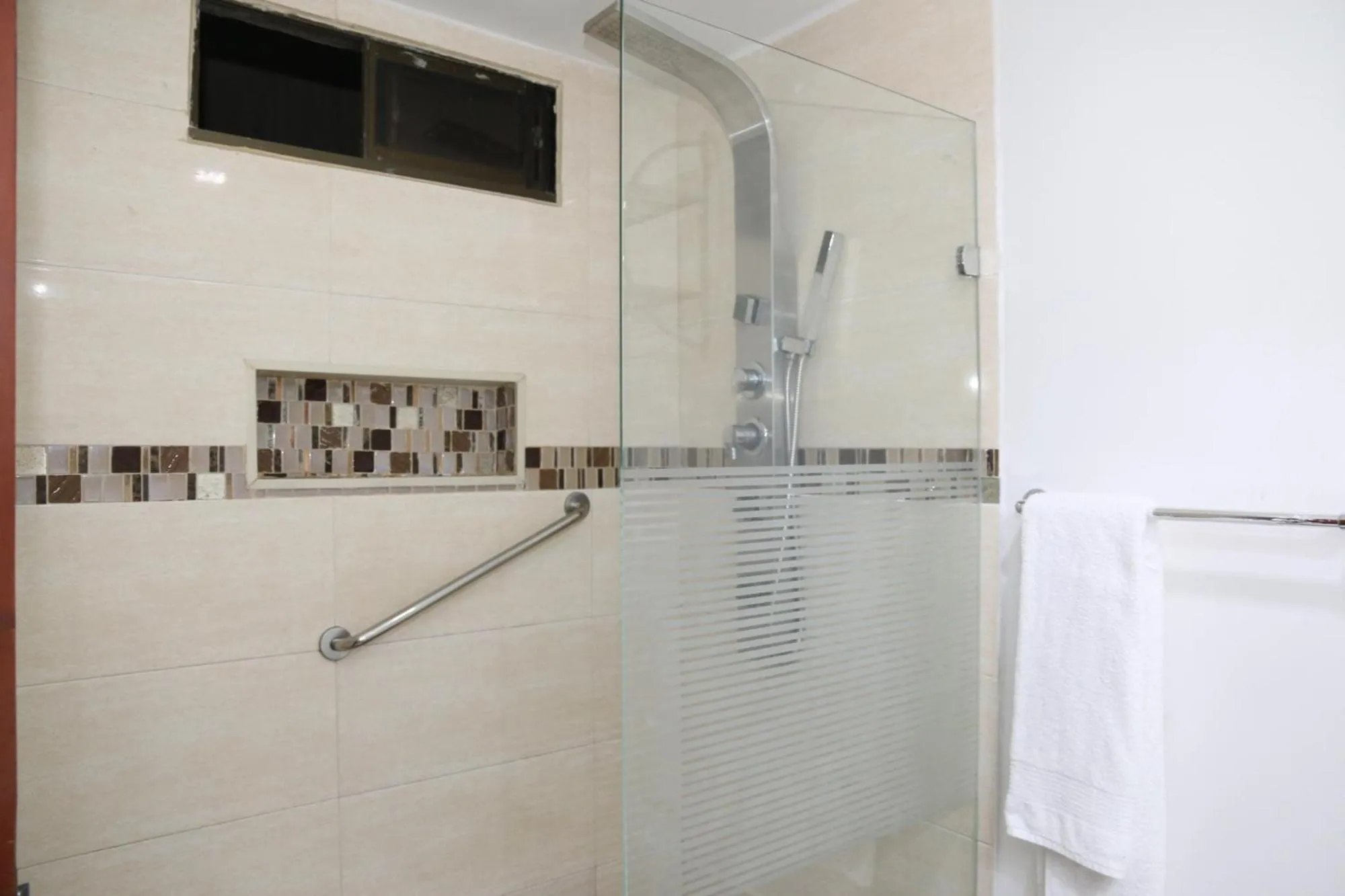 Shower in Hotel Yivinaca