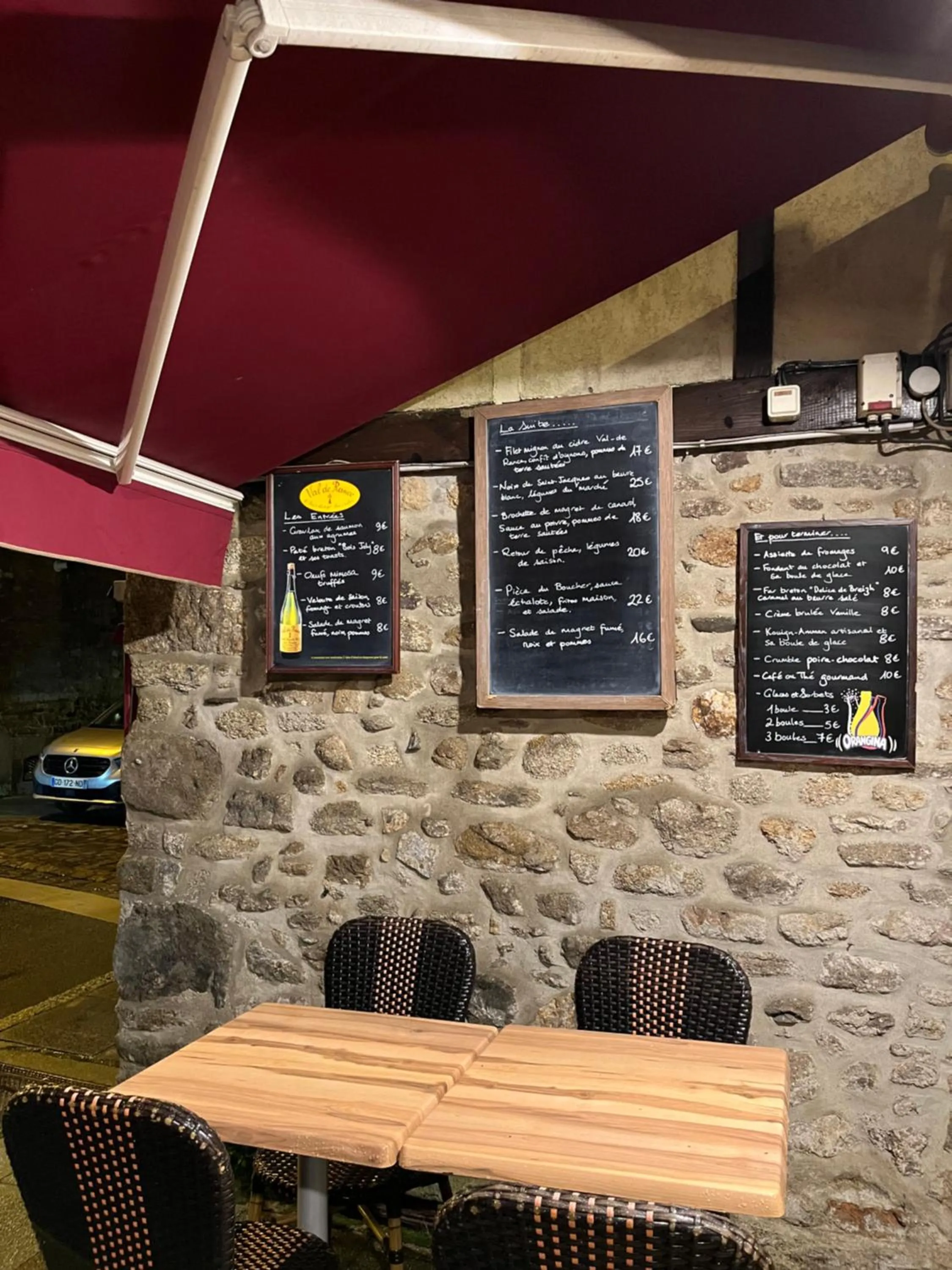 Text overlay in Hotel Duchesse Anne