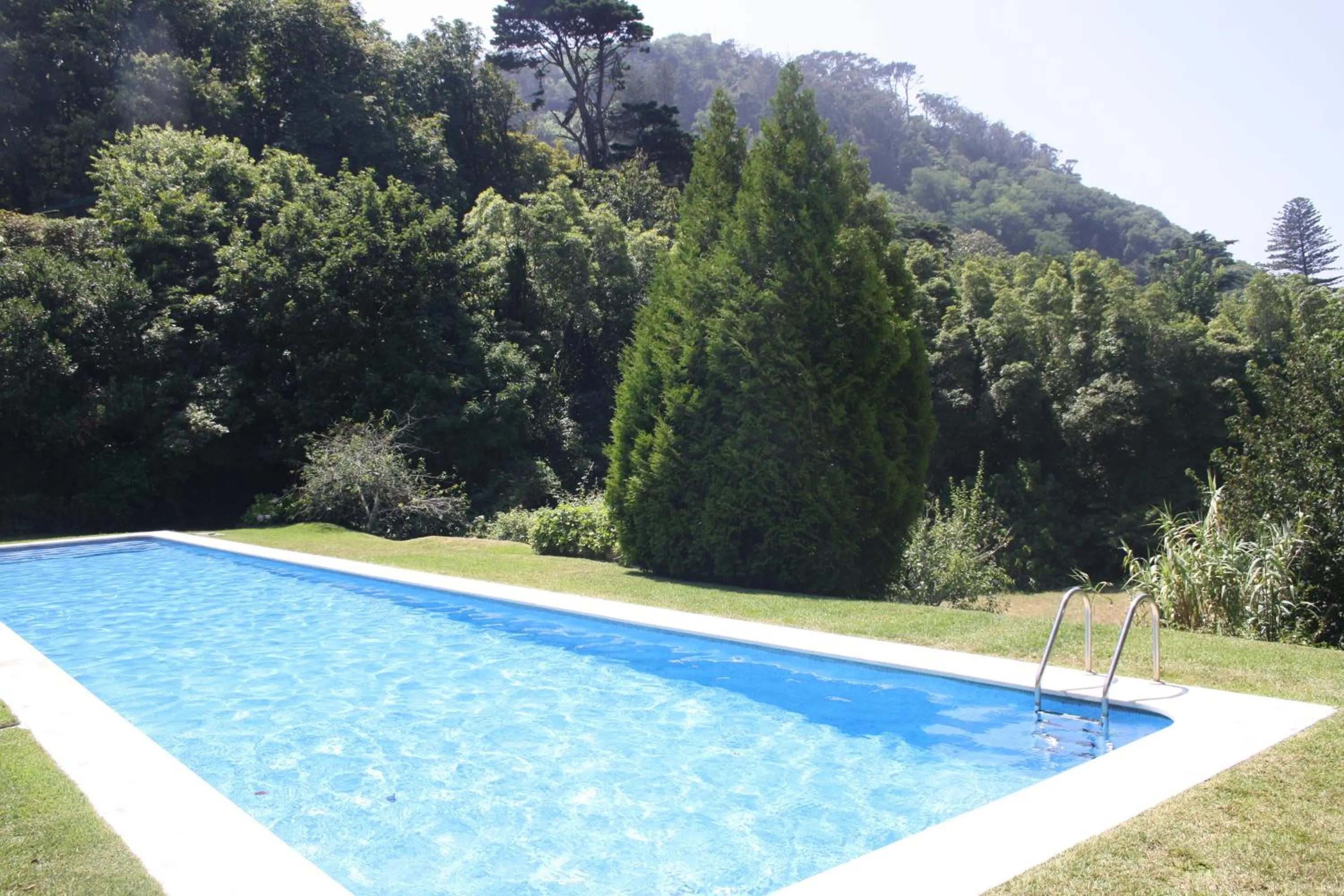 Swimming pool in Hotel Sintra Jardim
