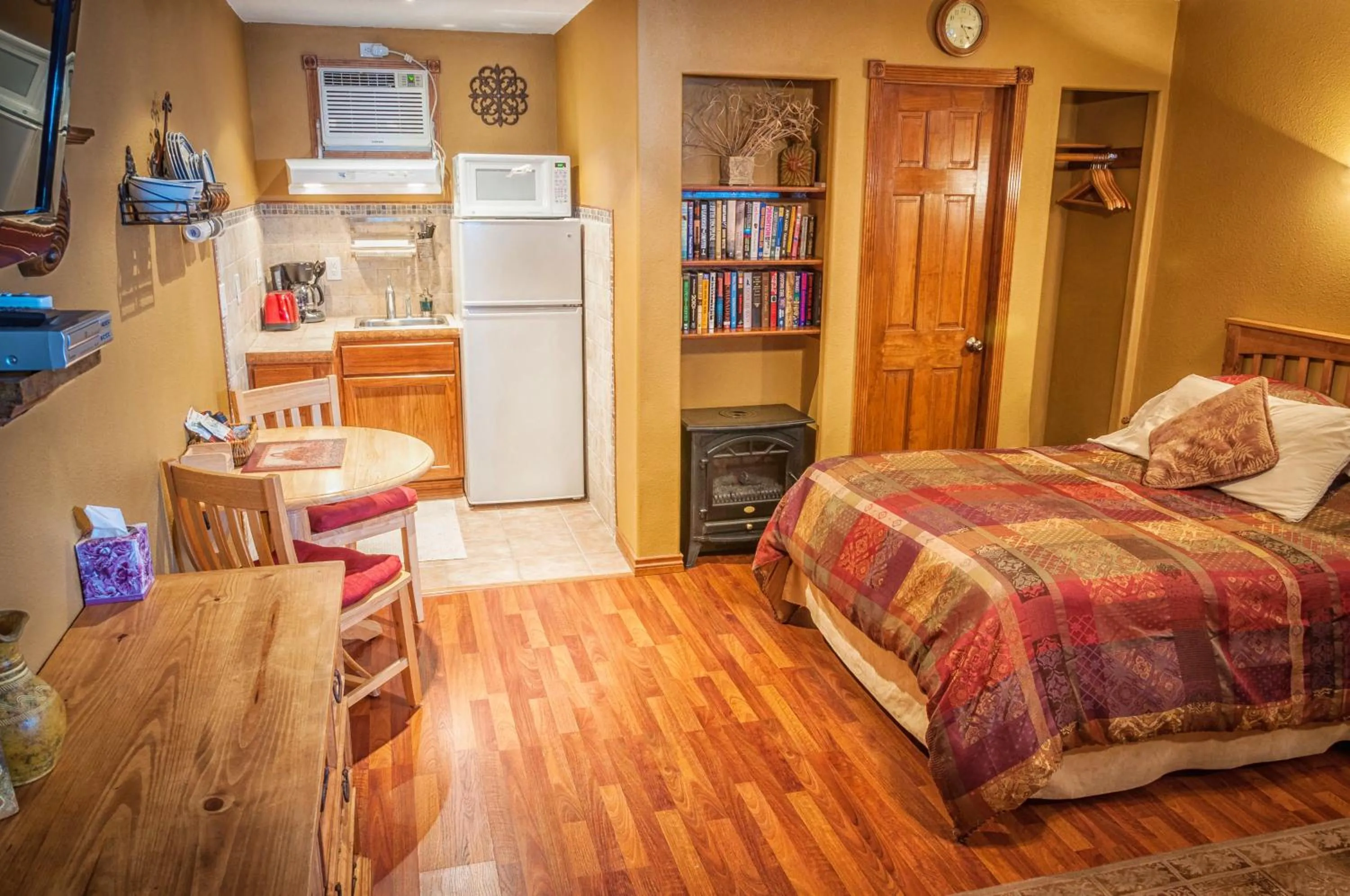 Holiday Lodge on Canyon Lake