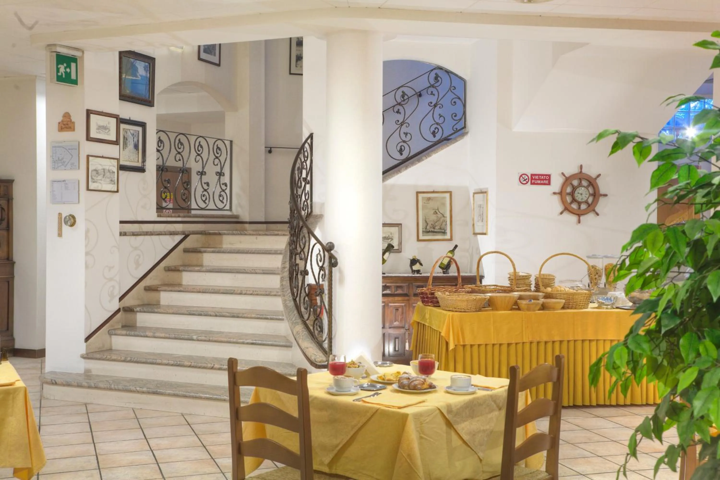 Restaurant/places to eat in Hotel K2