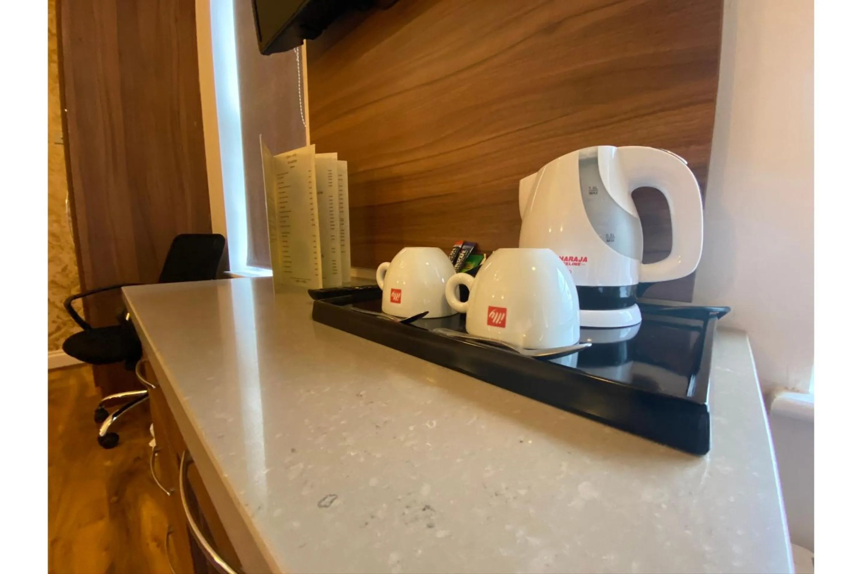 Coffee/tea facilities in Baylis Park Hotel