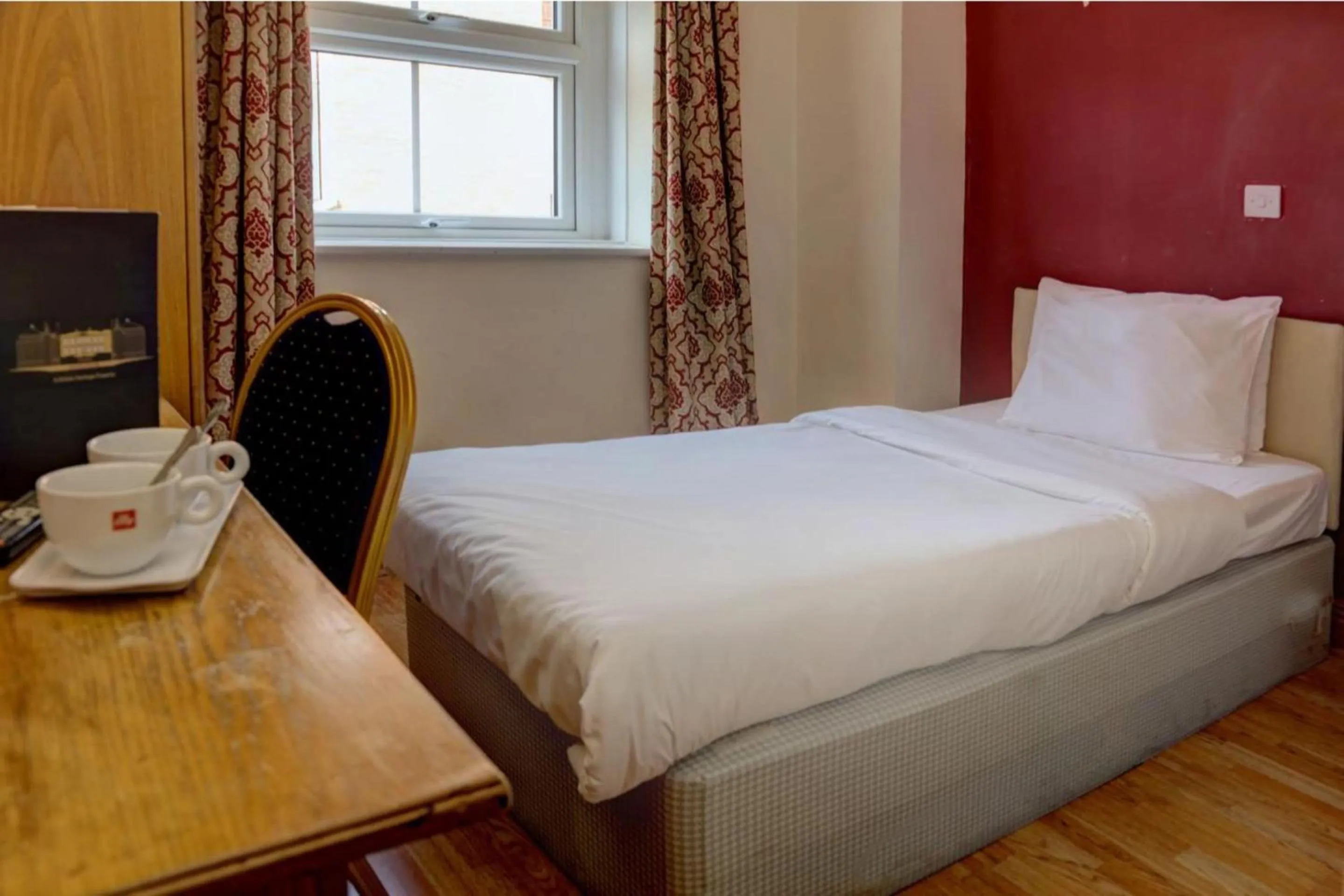 Bedroom, Bed in Baylis Park Hotel