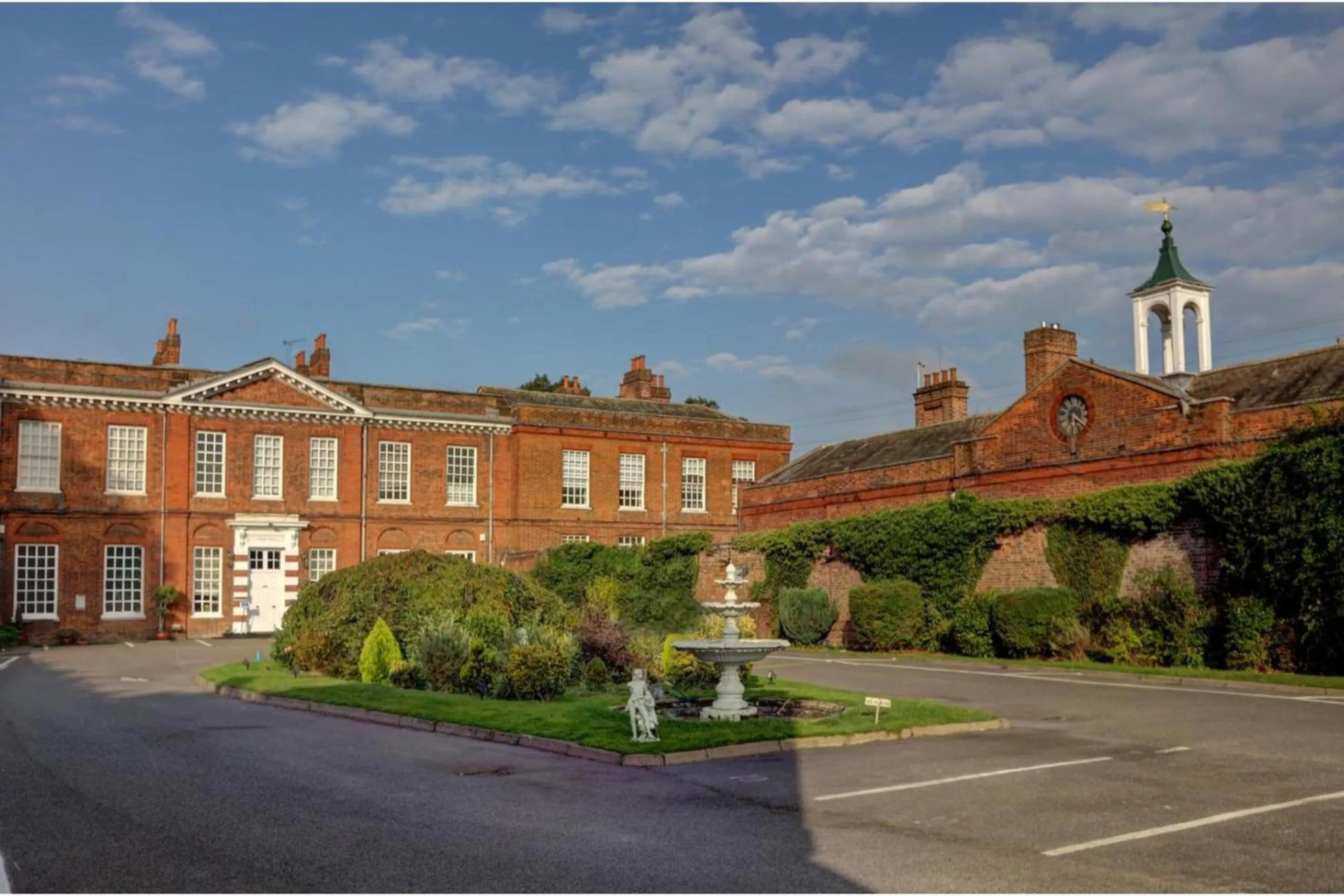 Facade/entrance in Baylis Park Hotel