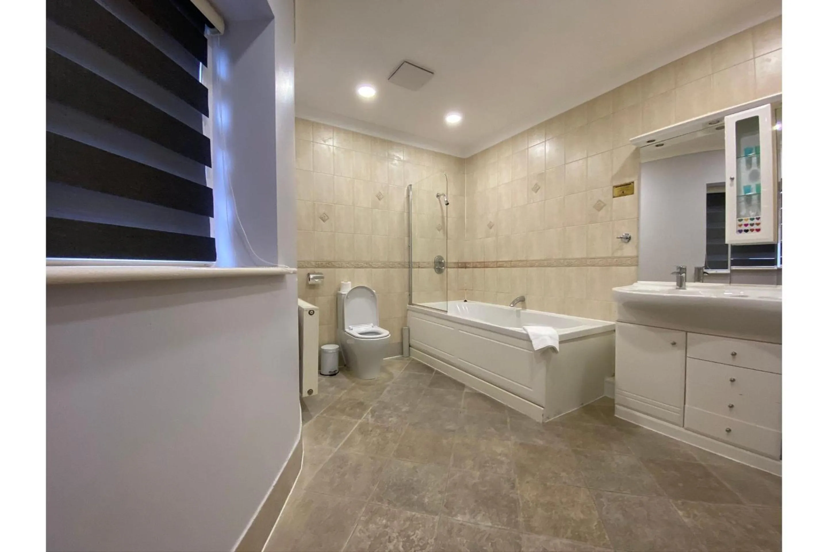 Bathroom in Baylis Park Hotel