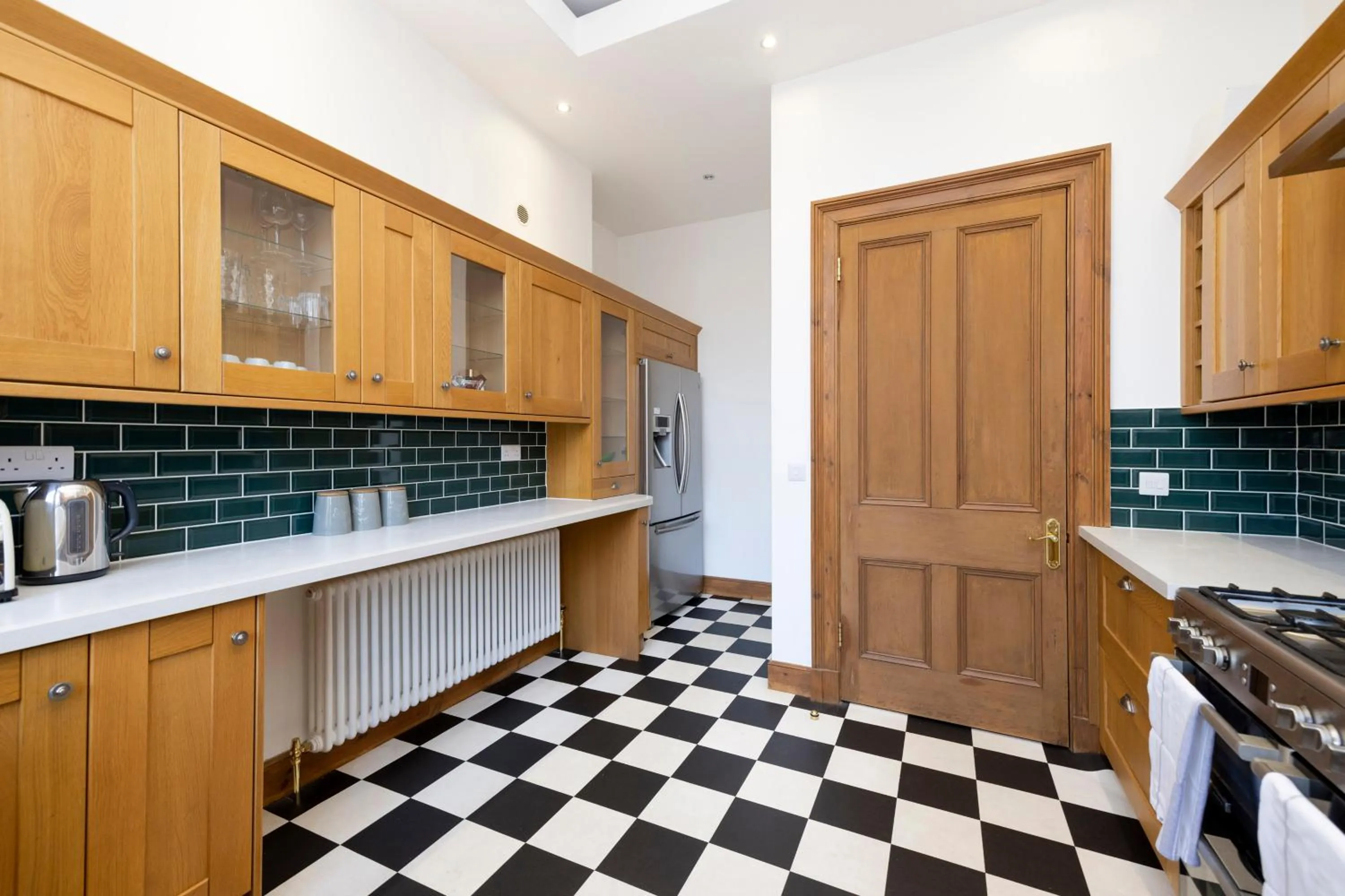 Kitchen or kitchenette in JOIVY 5 Bedroom Apt near Meadows and George Square