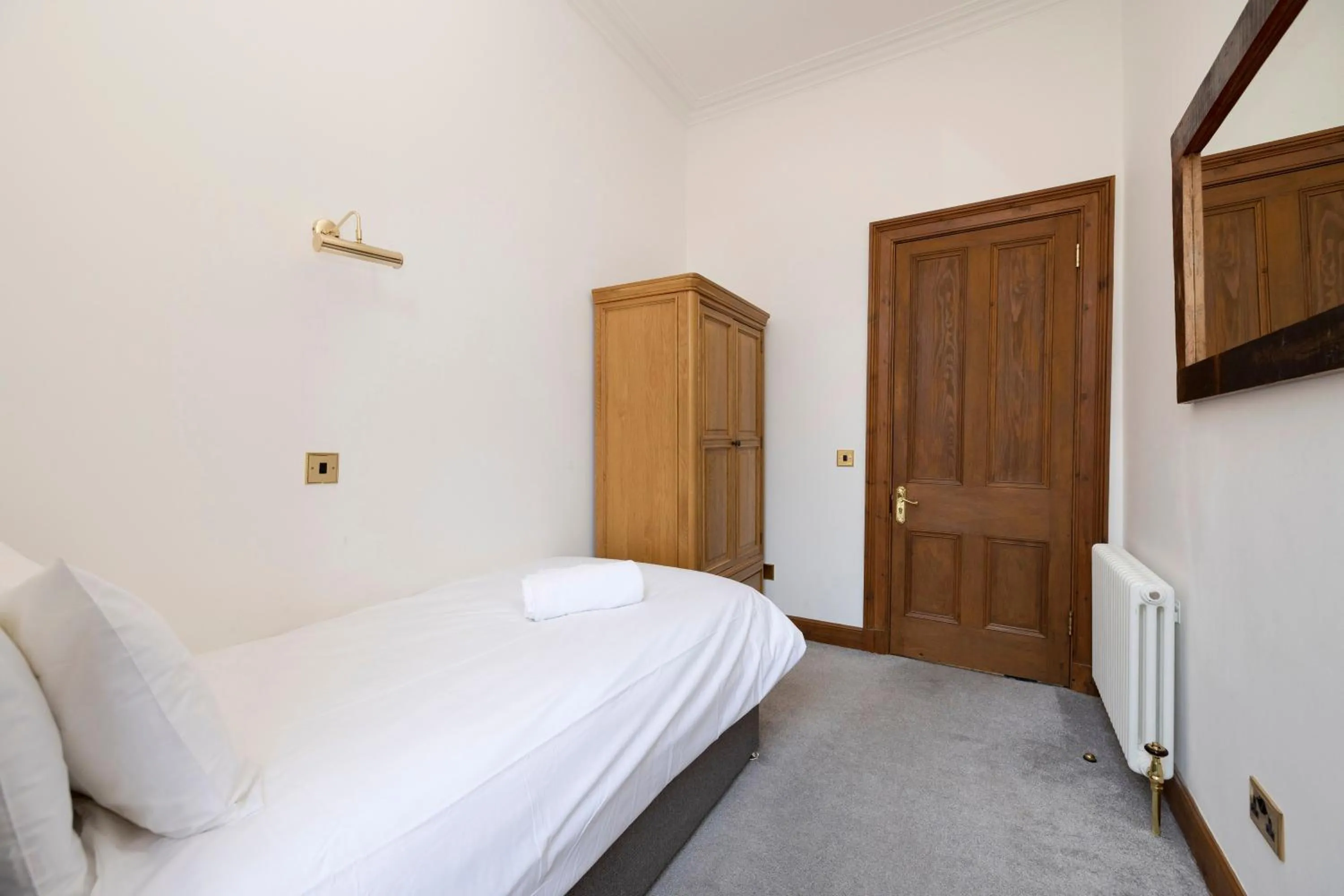 Bed in JOIVY 5 Bedroom Apt near Meadows and George Square