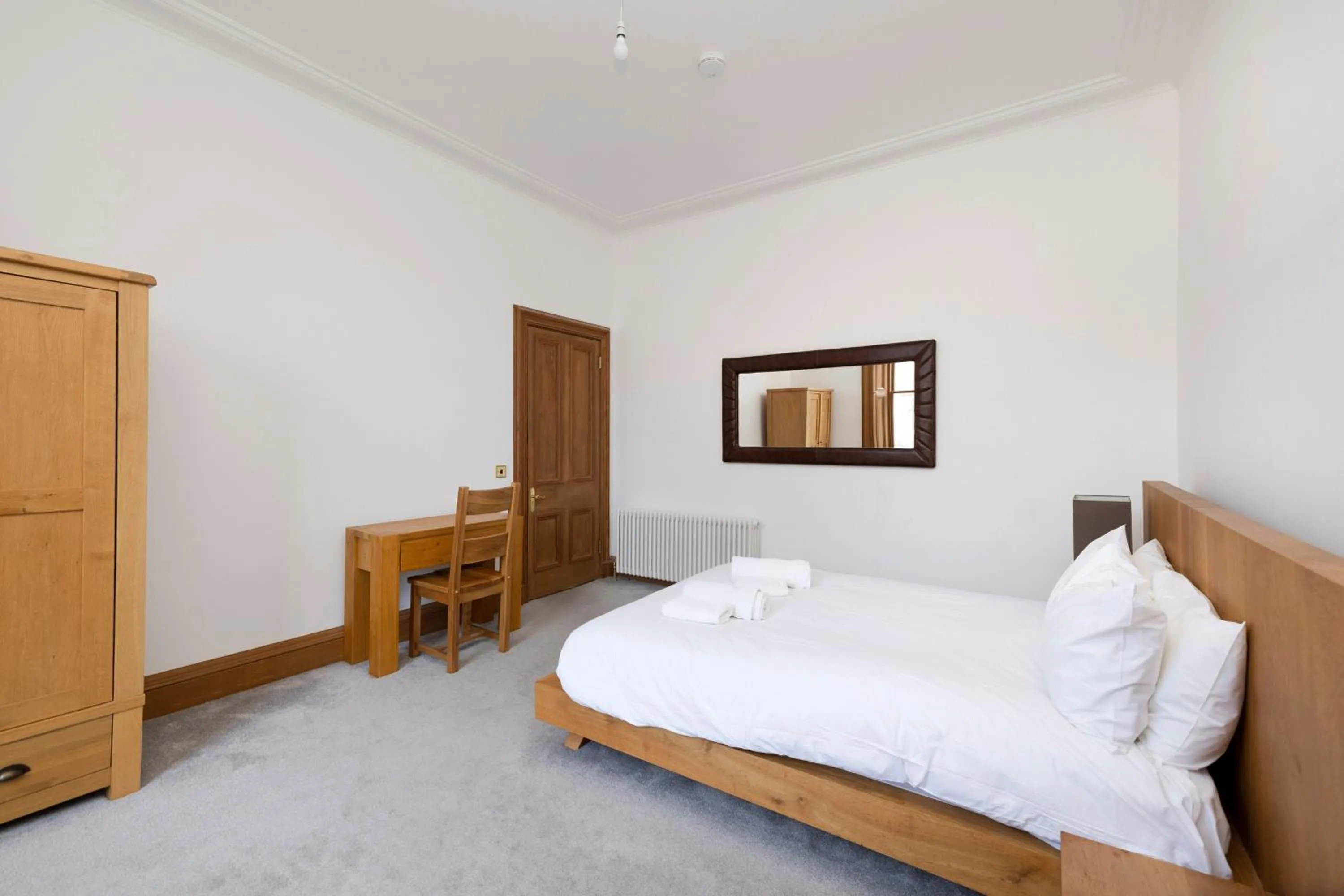 Bed in JOIVY 5 Bedroom Apt near Meadows and George Square