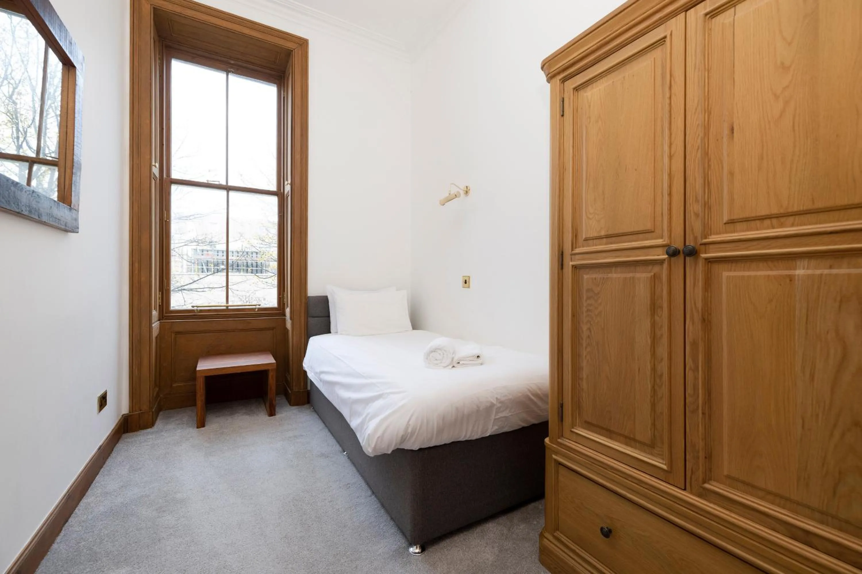 Bed in JOIVY 5 Bedroom Apt near Meadows and George Square