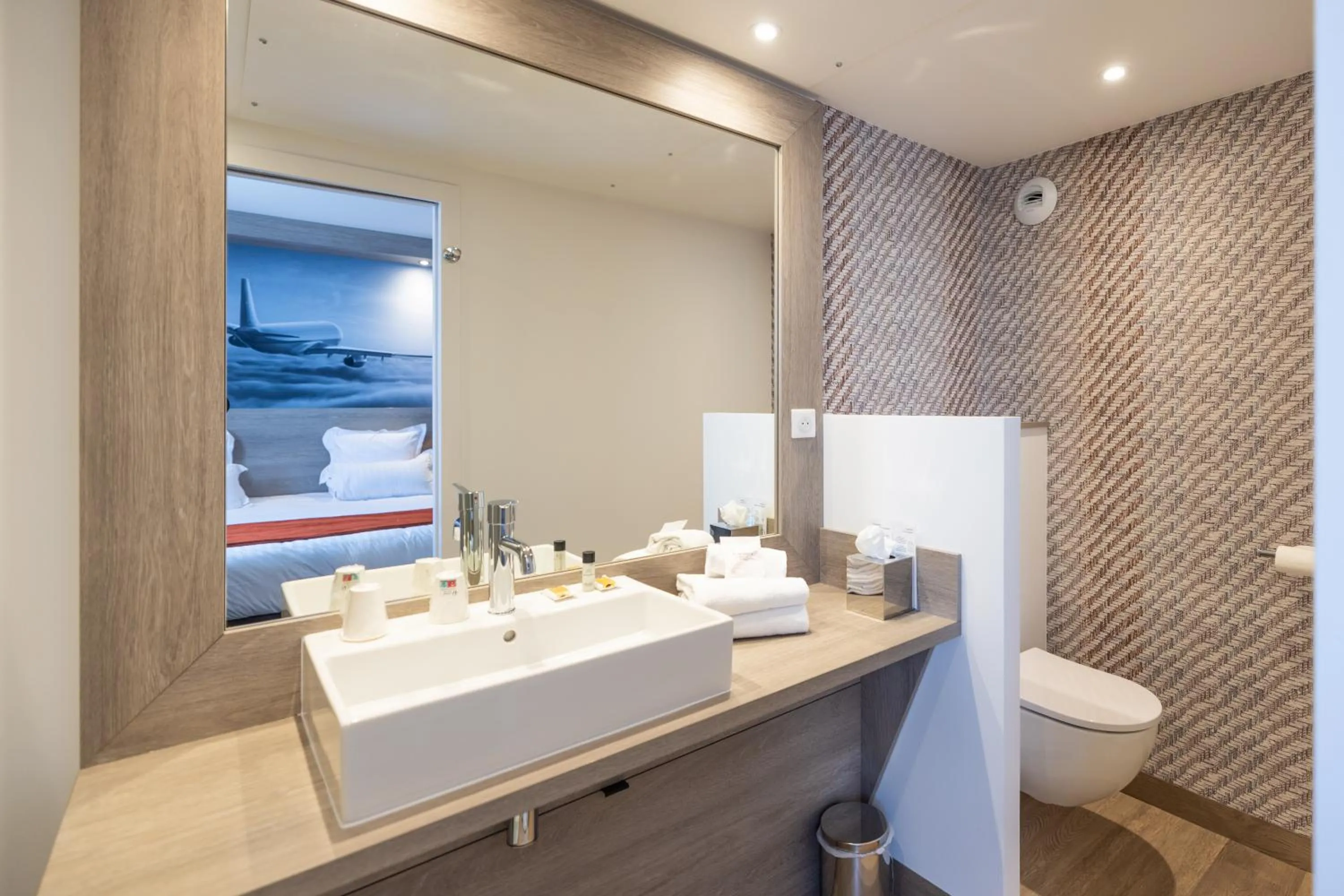 Toilet in Best Western Saint Exupéry Eysines - Bordeaux Ouest