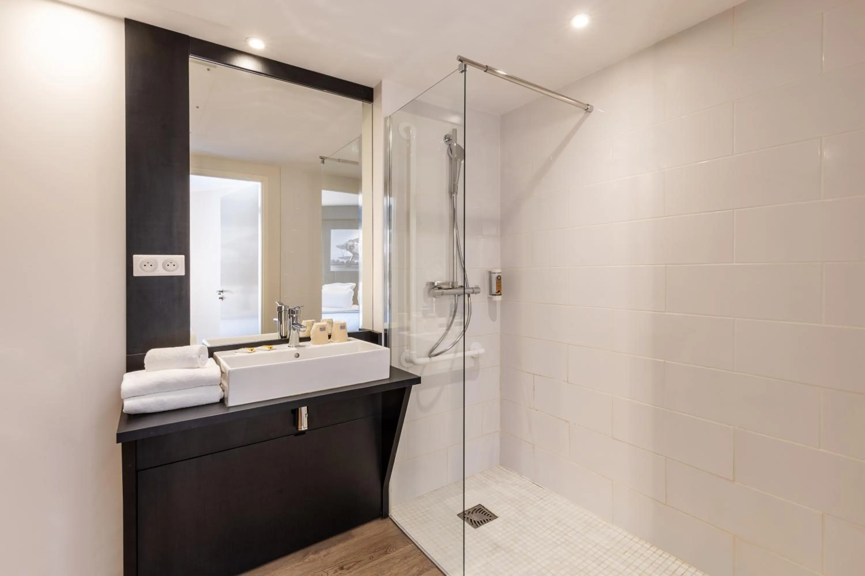 Shower in Best Western Saint Exupéry Eysines - Bordeaux Ouest