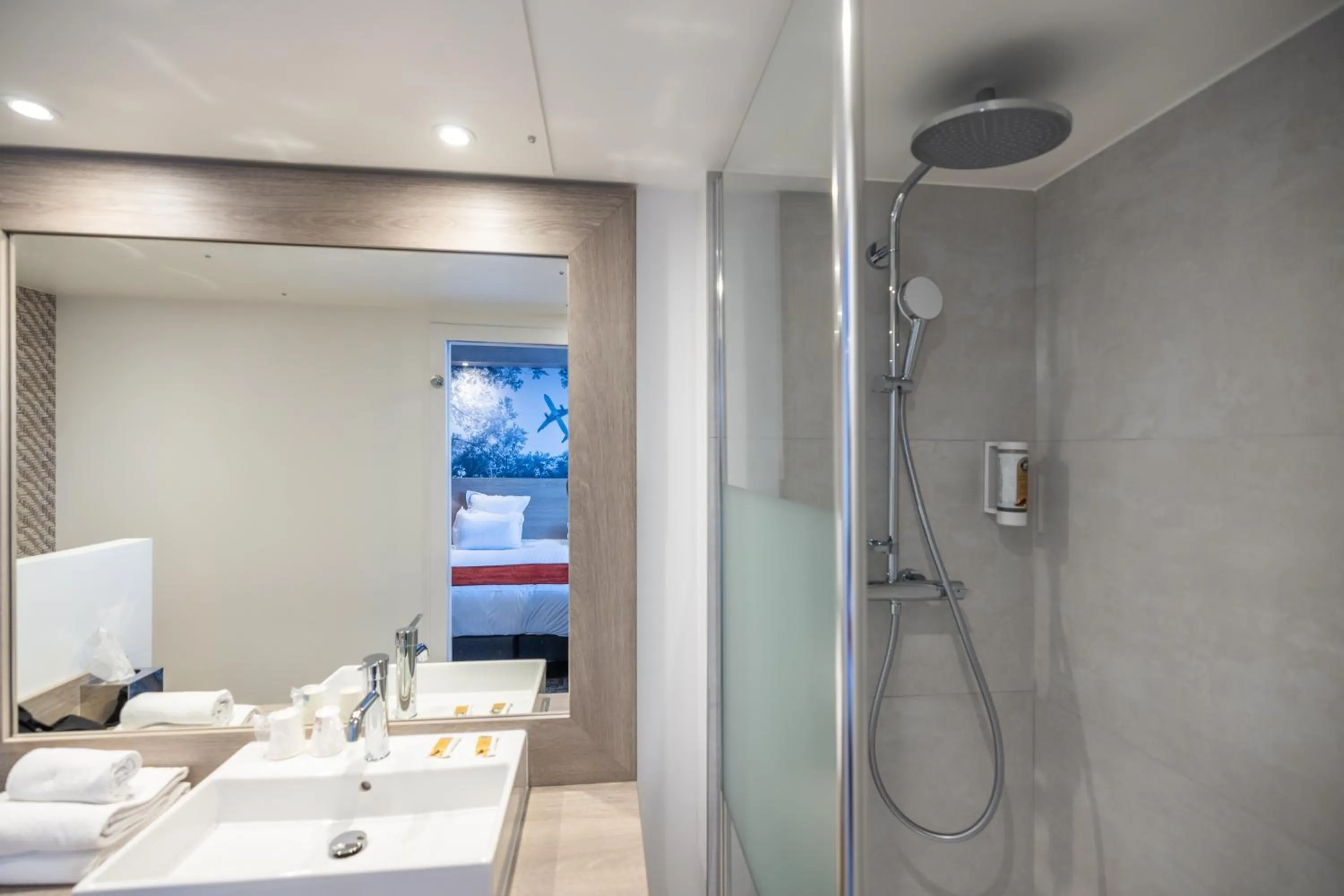 Shower in Best Western Saint Exupéry Eysines - Bordeaux Ouest