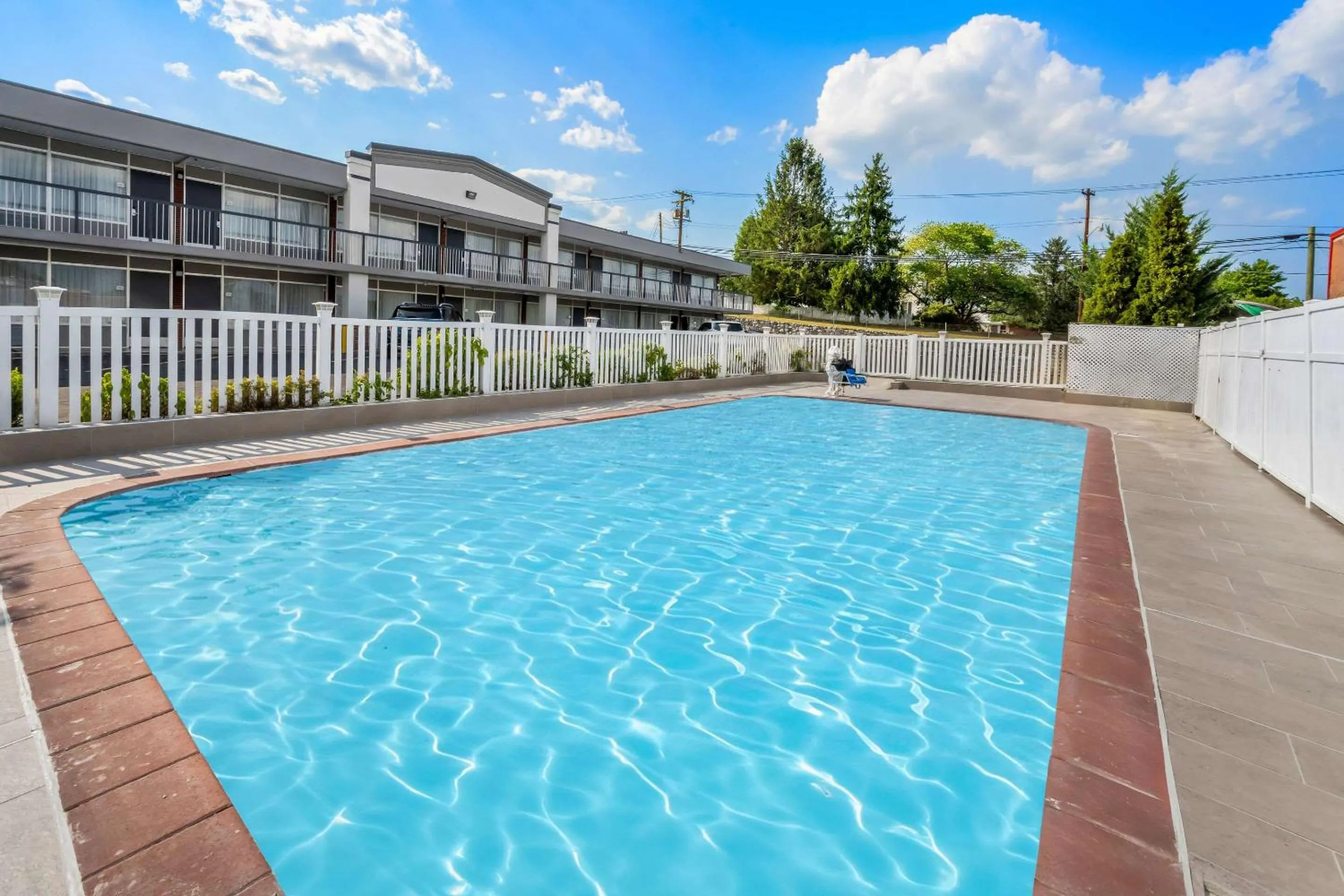Swimming pool in Quality Inn