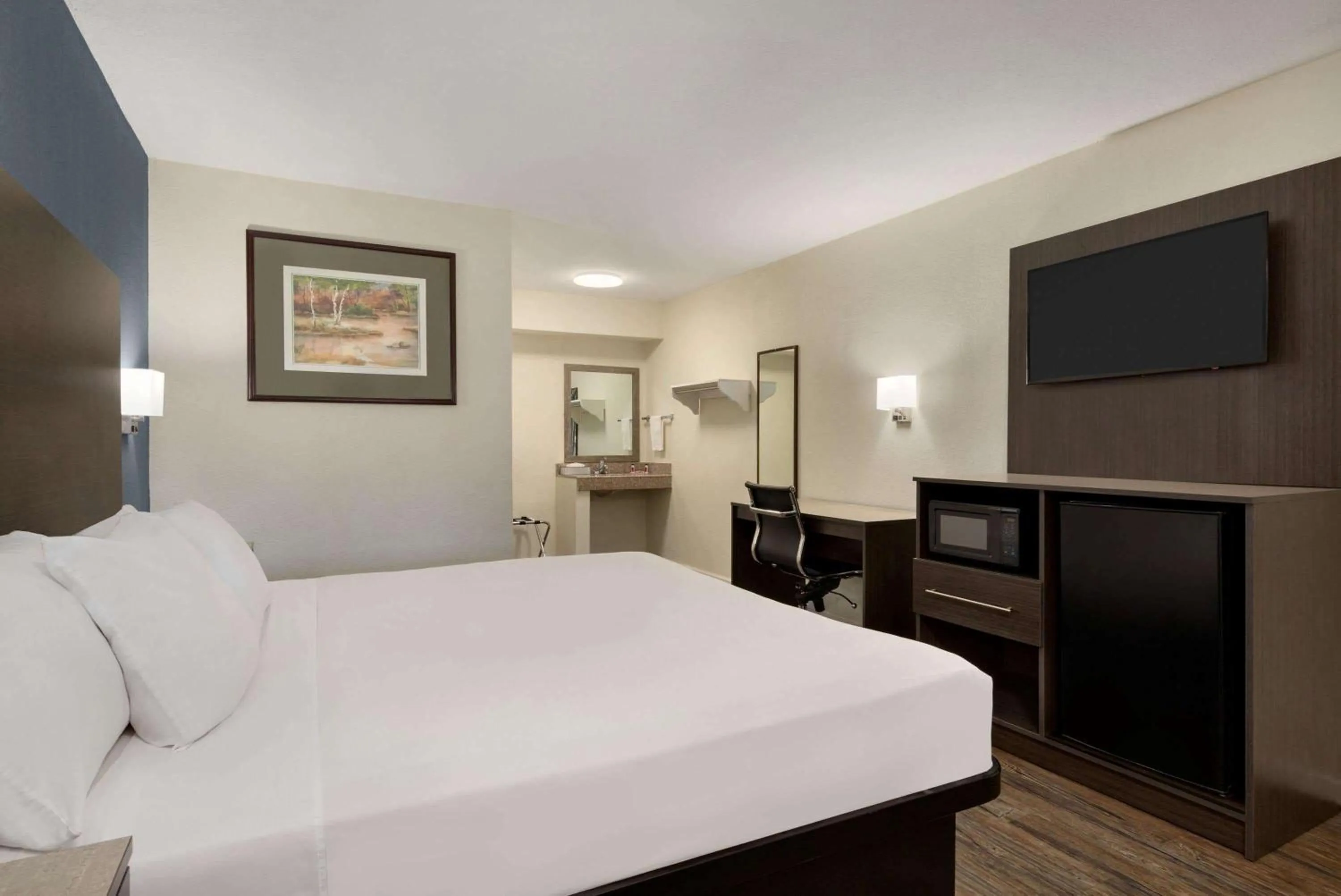 Photo of the whole room, Bed in Days Inn by Wyndham Lawton