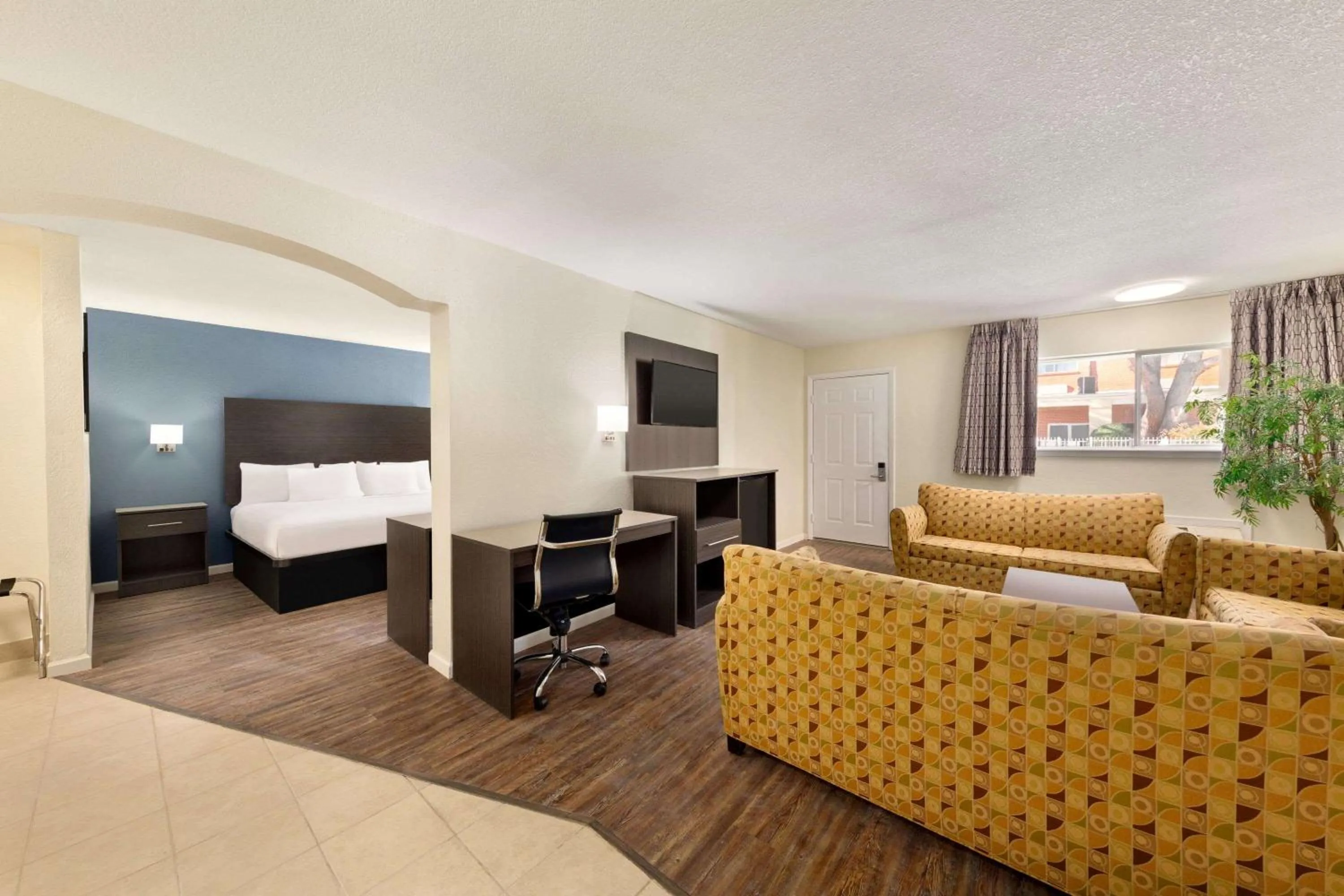 Photo of the whole room, Bed in Days Inn by Wyndham Lawton