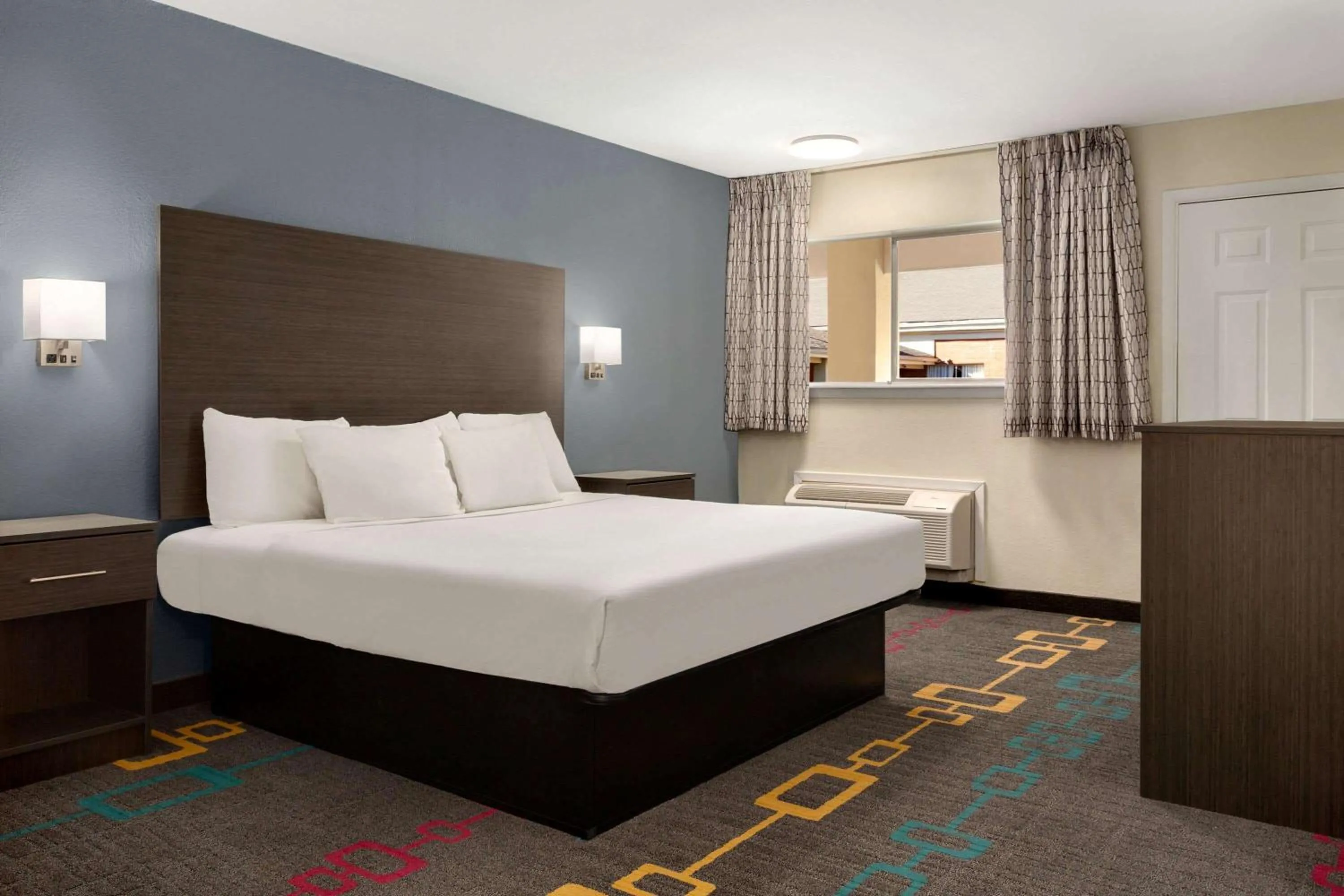 Photo of the whole room, Bed in Days Inn by Wyndham Lawton