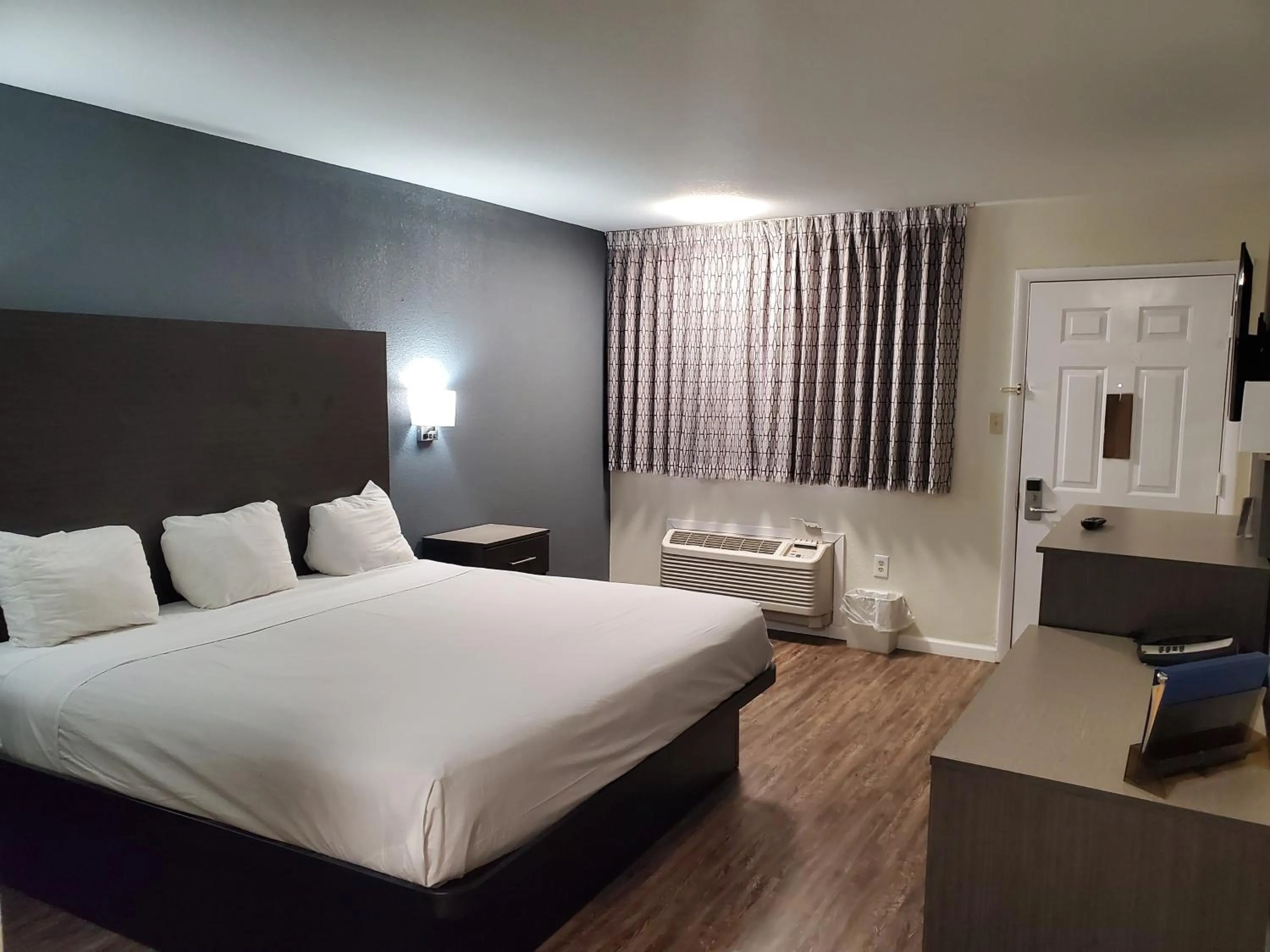 Bed in Days Inn by Wyndham Lawton