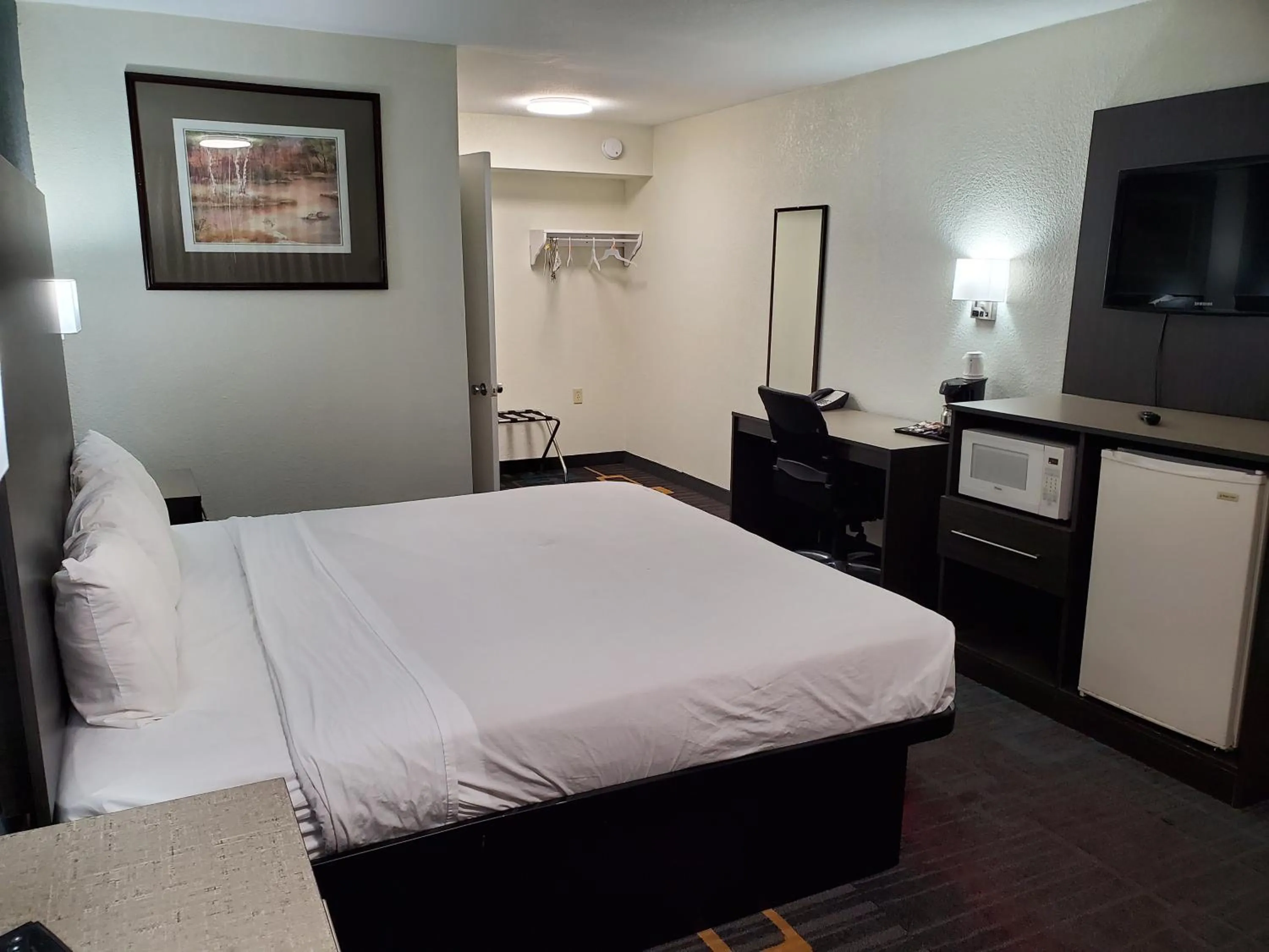 Bed in Days Inn by Wyndham Lawton