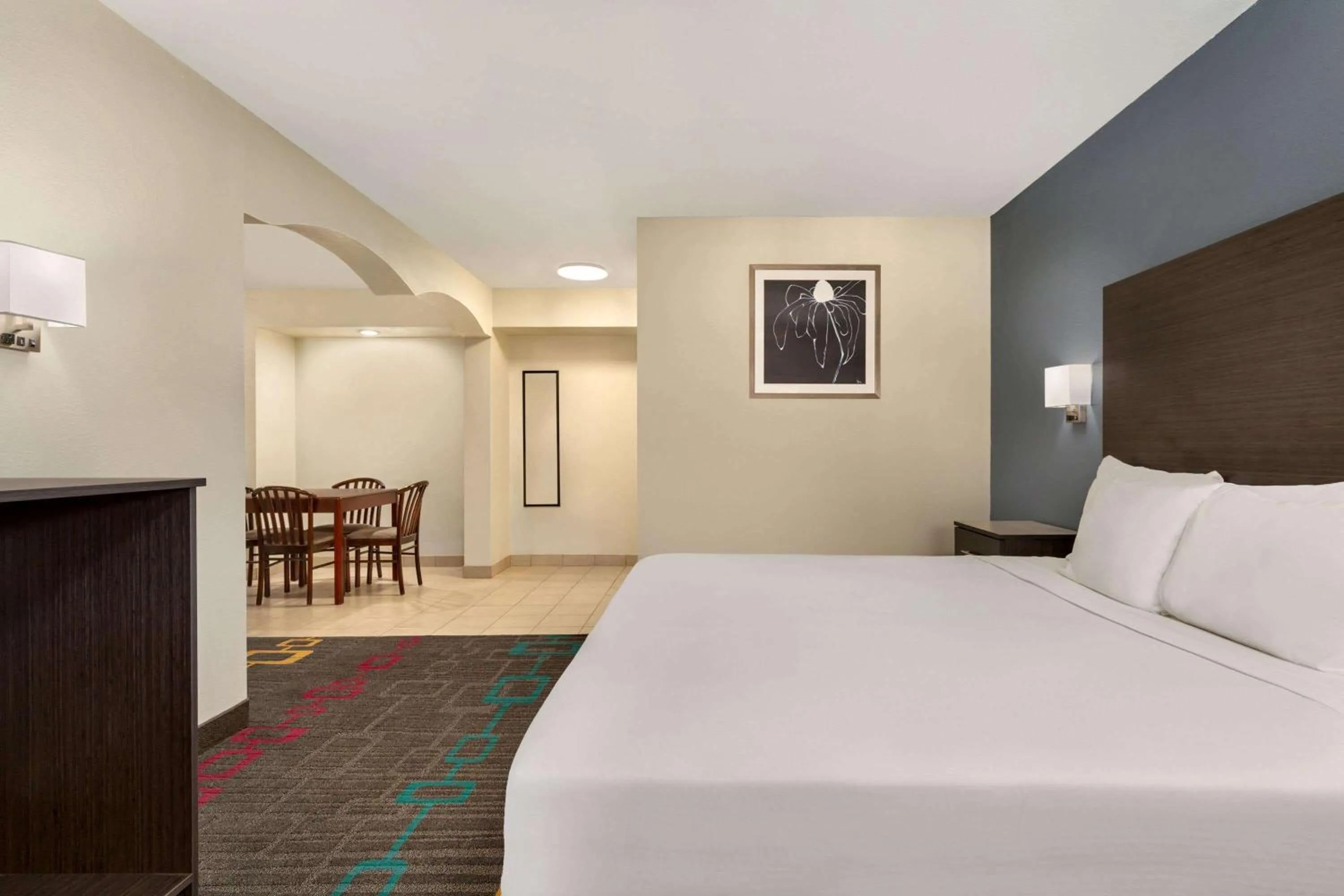 Photo of the whole room, Bed in Days Inn by Wyndham Lawton