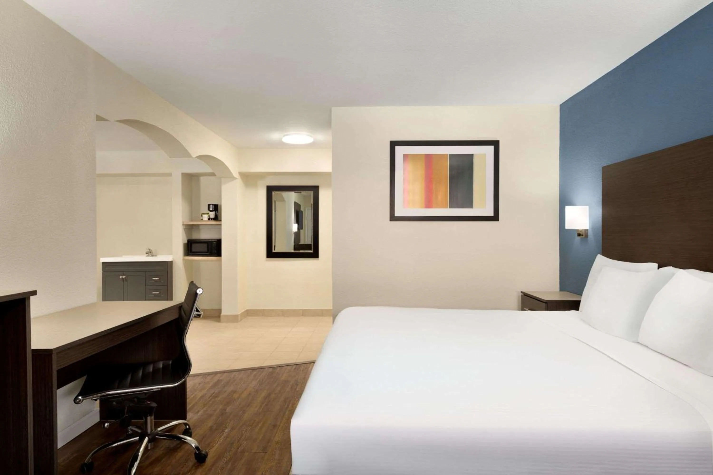 Photo of the whole room, Bed in Days Inn by Wyndham Lawton