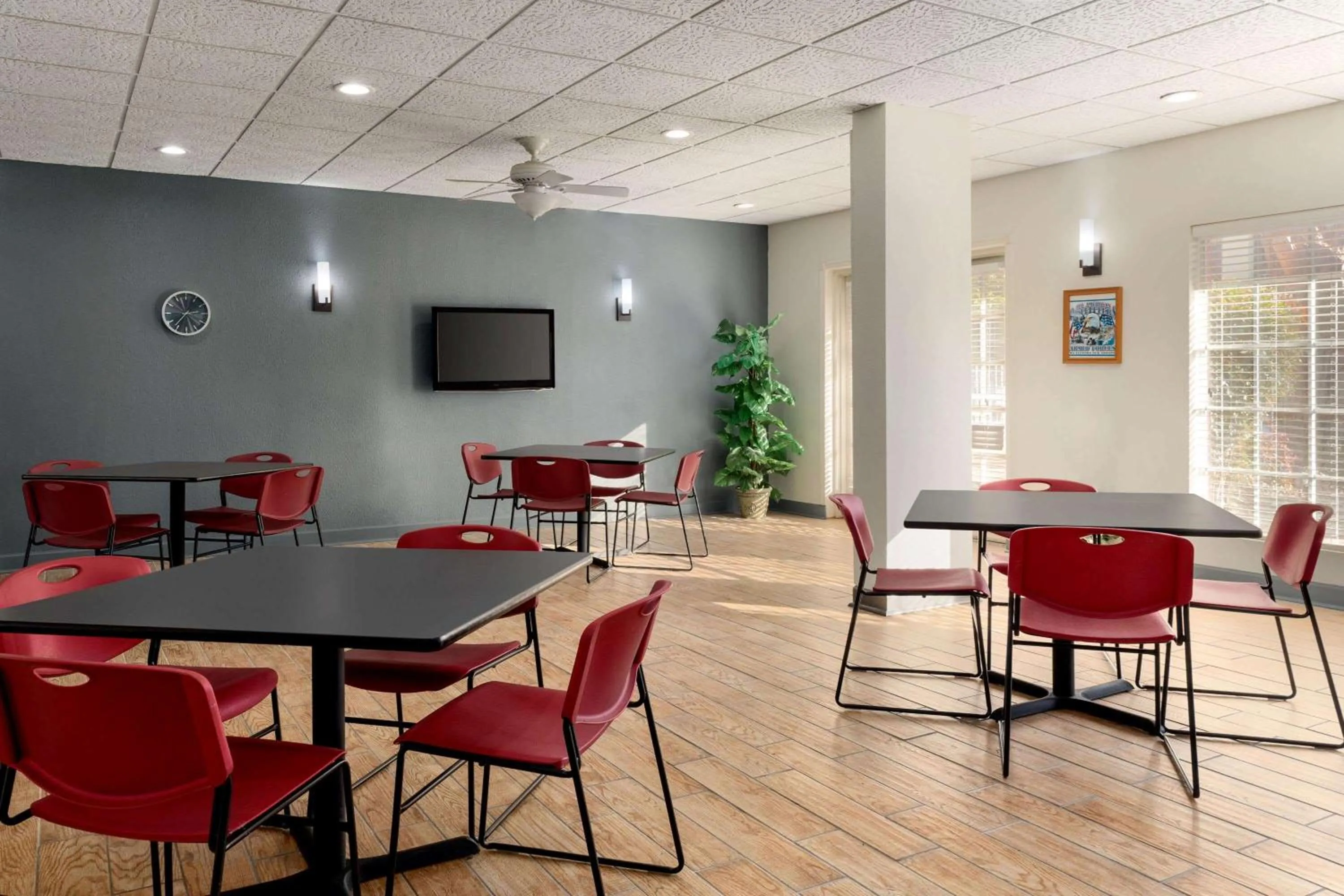 Restaurant/places to eat in Days Inn by Wyndham Lawton