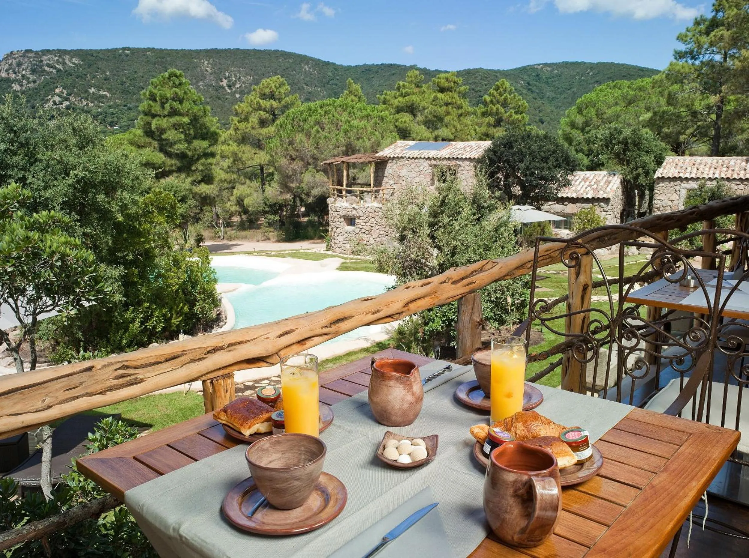 Restaurant/places to eat in Hôtel Ambassador Palombaggia