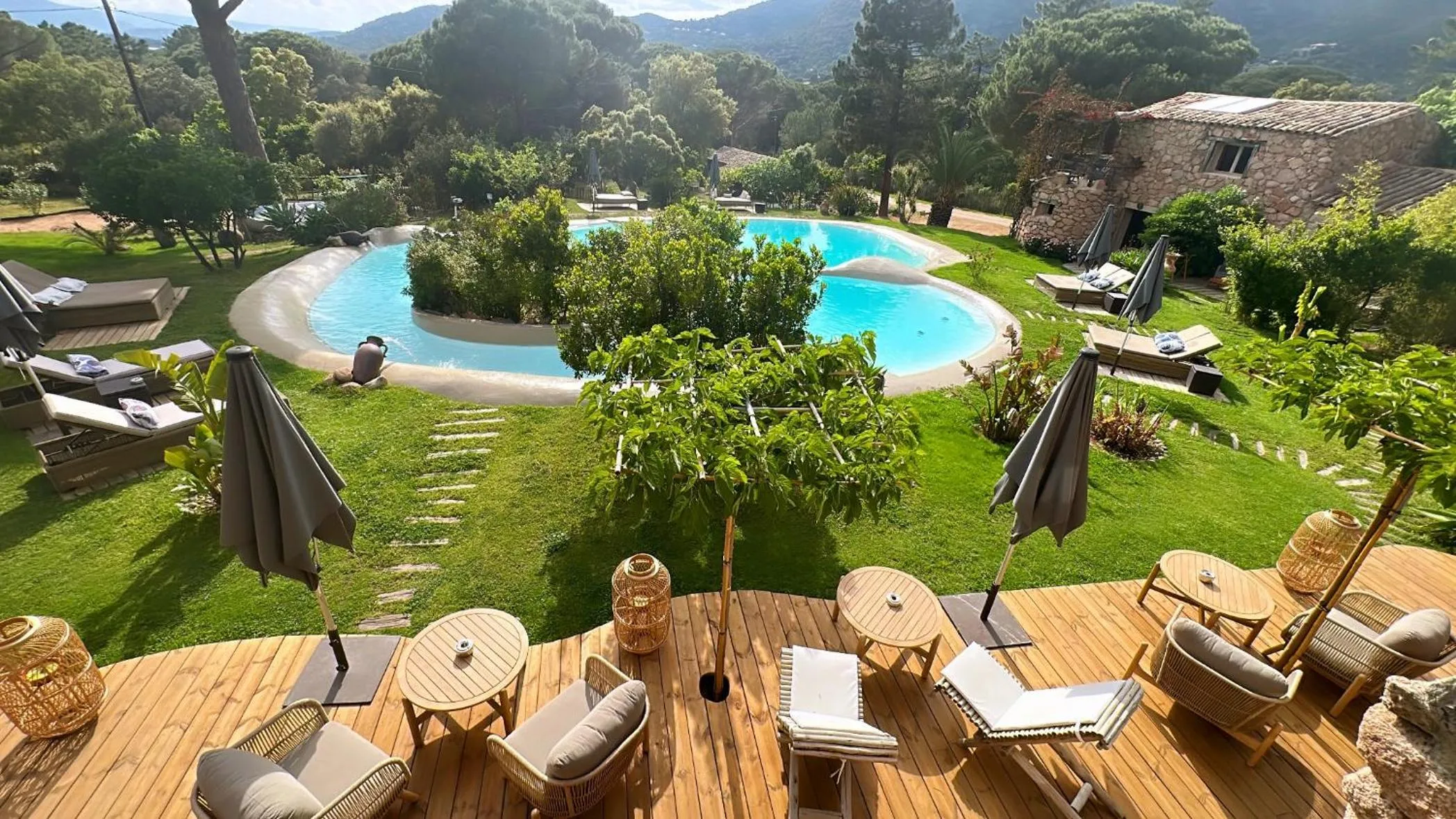 Patio in Hôtel Ambassador Palombaggia