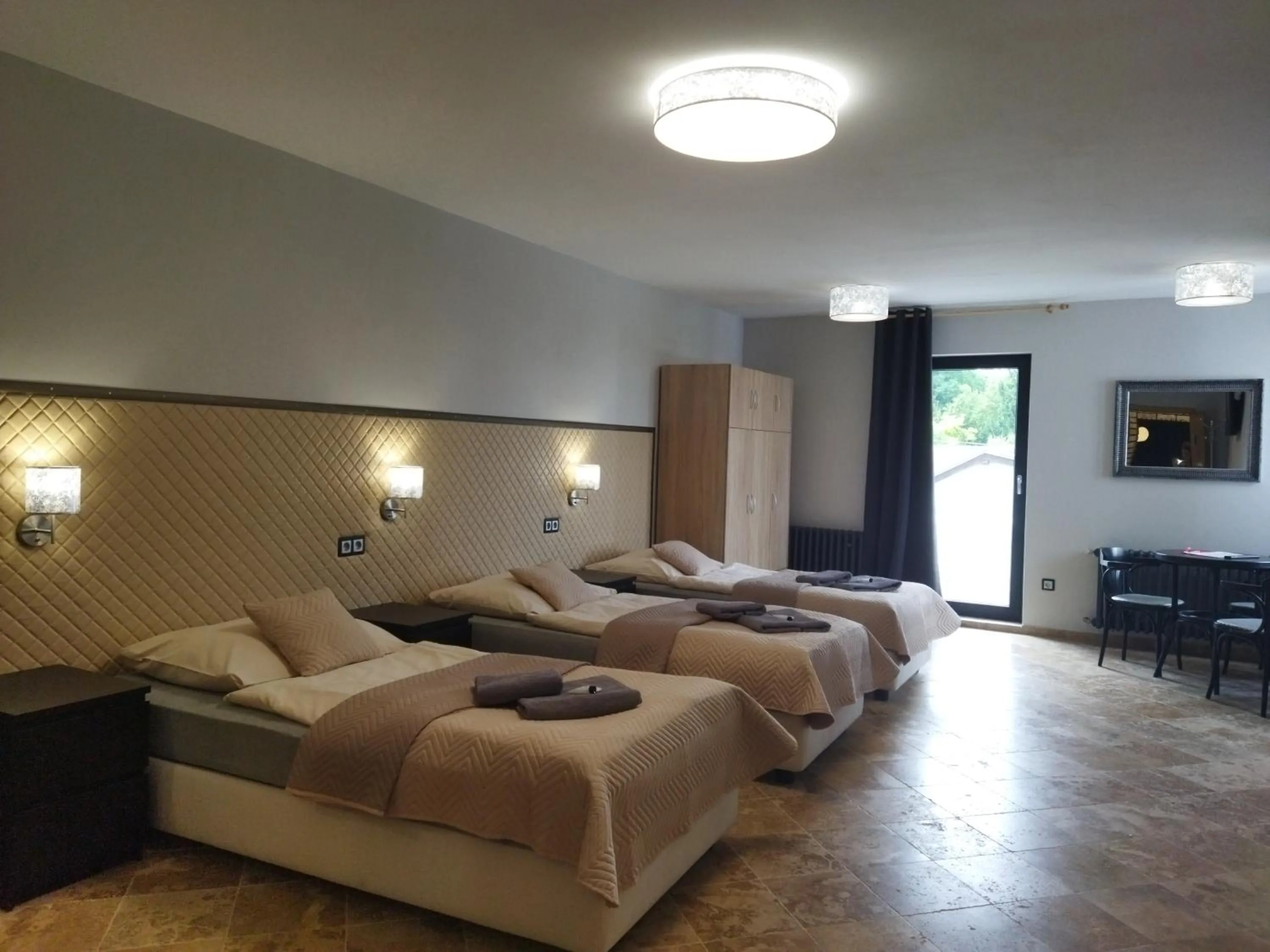 Photo of the whole room in Hotel Cade