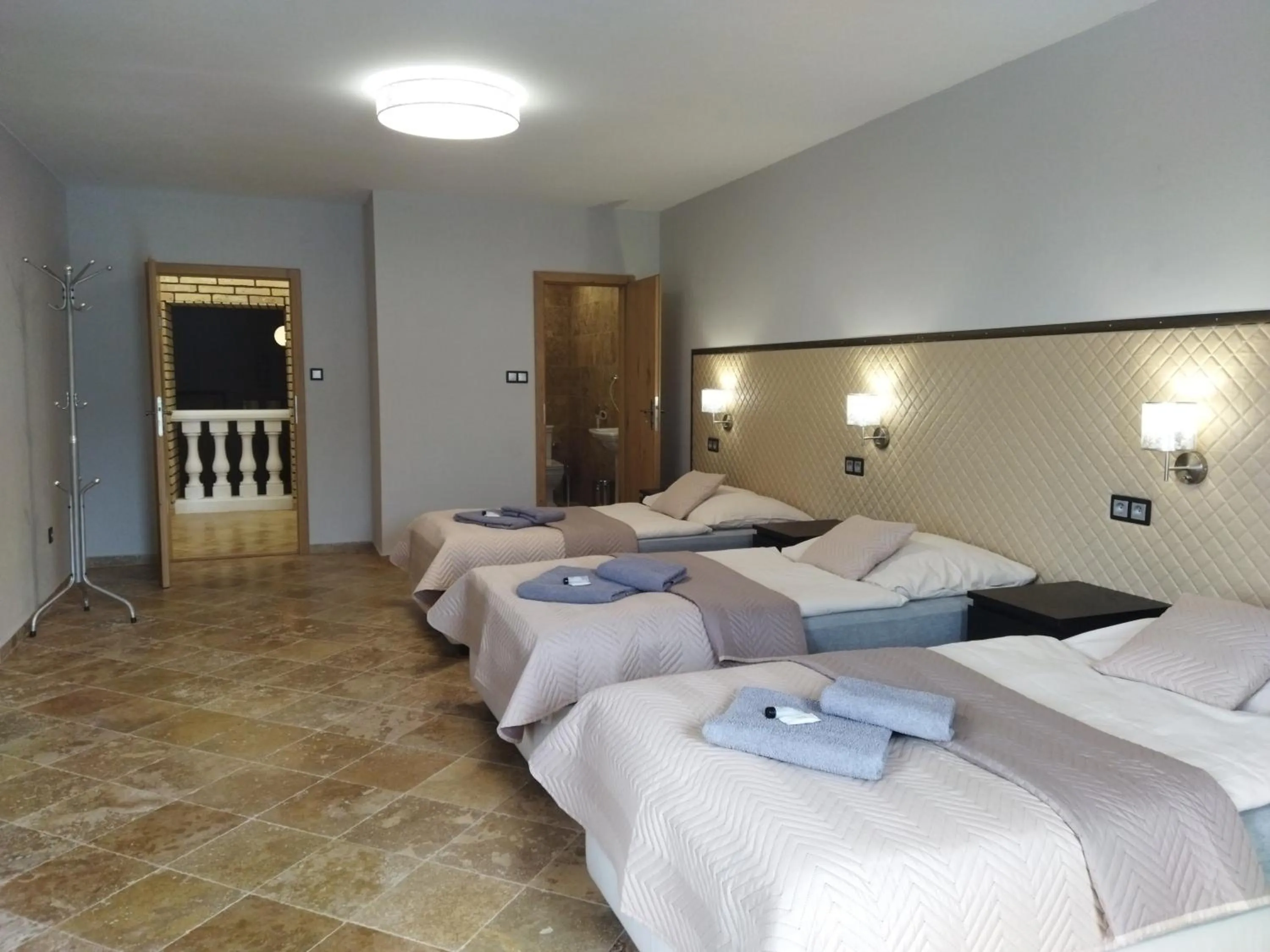 Photo of the whole room in Hotel Cade