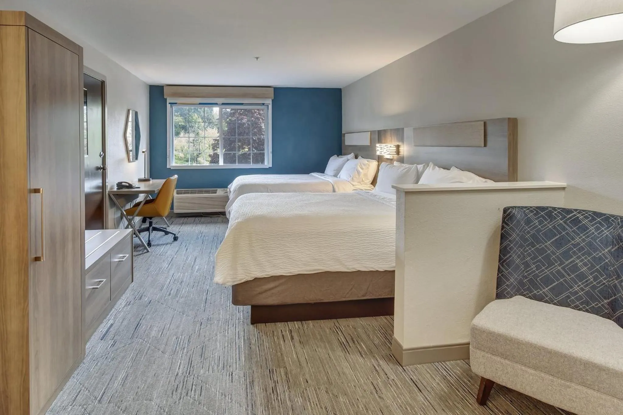 Photo of the whole room, Bed in Holiday Inn Express Portland East - Columbia Gorge by IHG