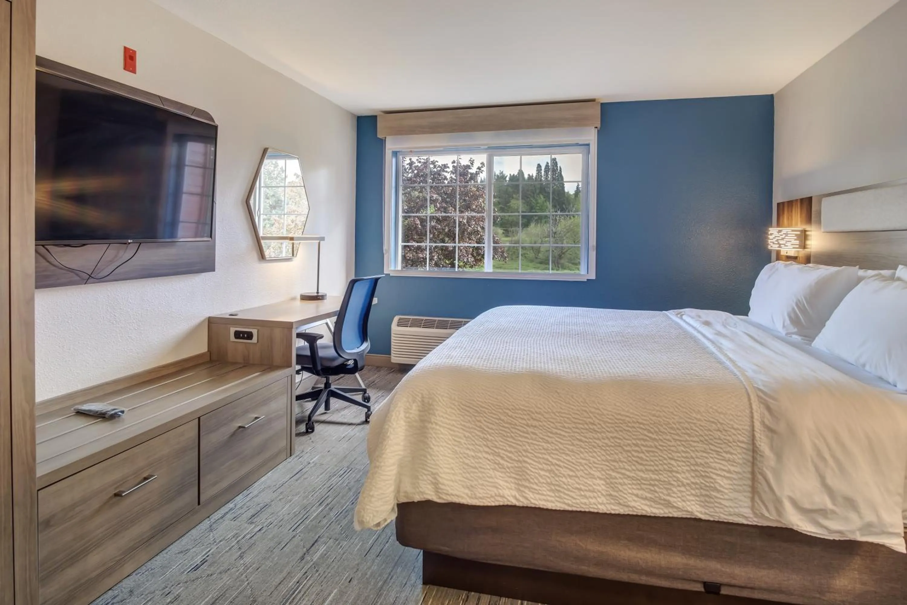 Bed in Holiday Inn Express Portland East - Columbia Gorge by IHG