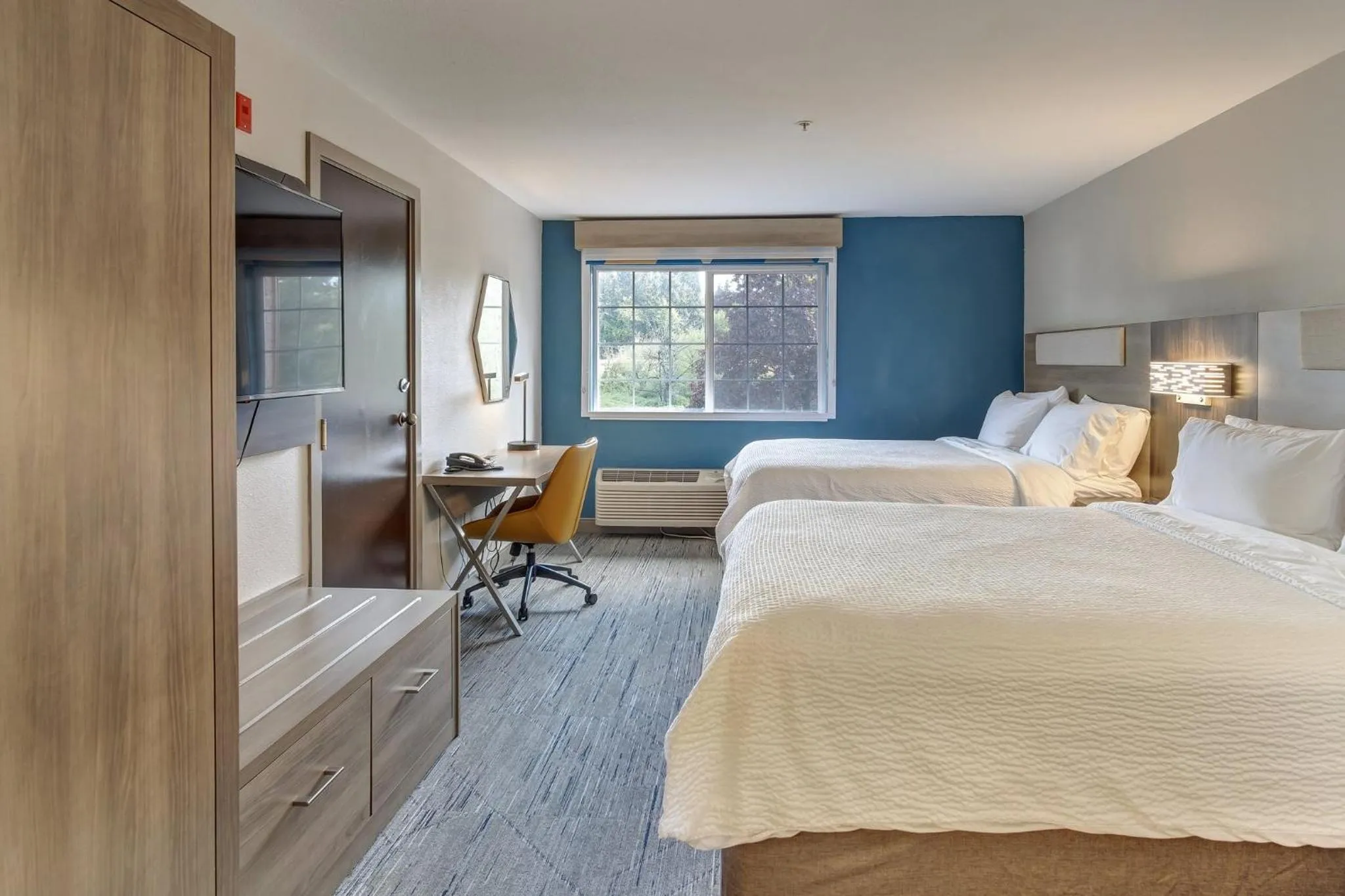 Photo of the whole room, Bed in Holiday Inn Express Portland East - Columbia Gorge by IHG