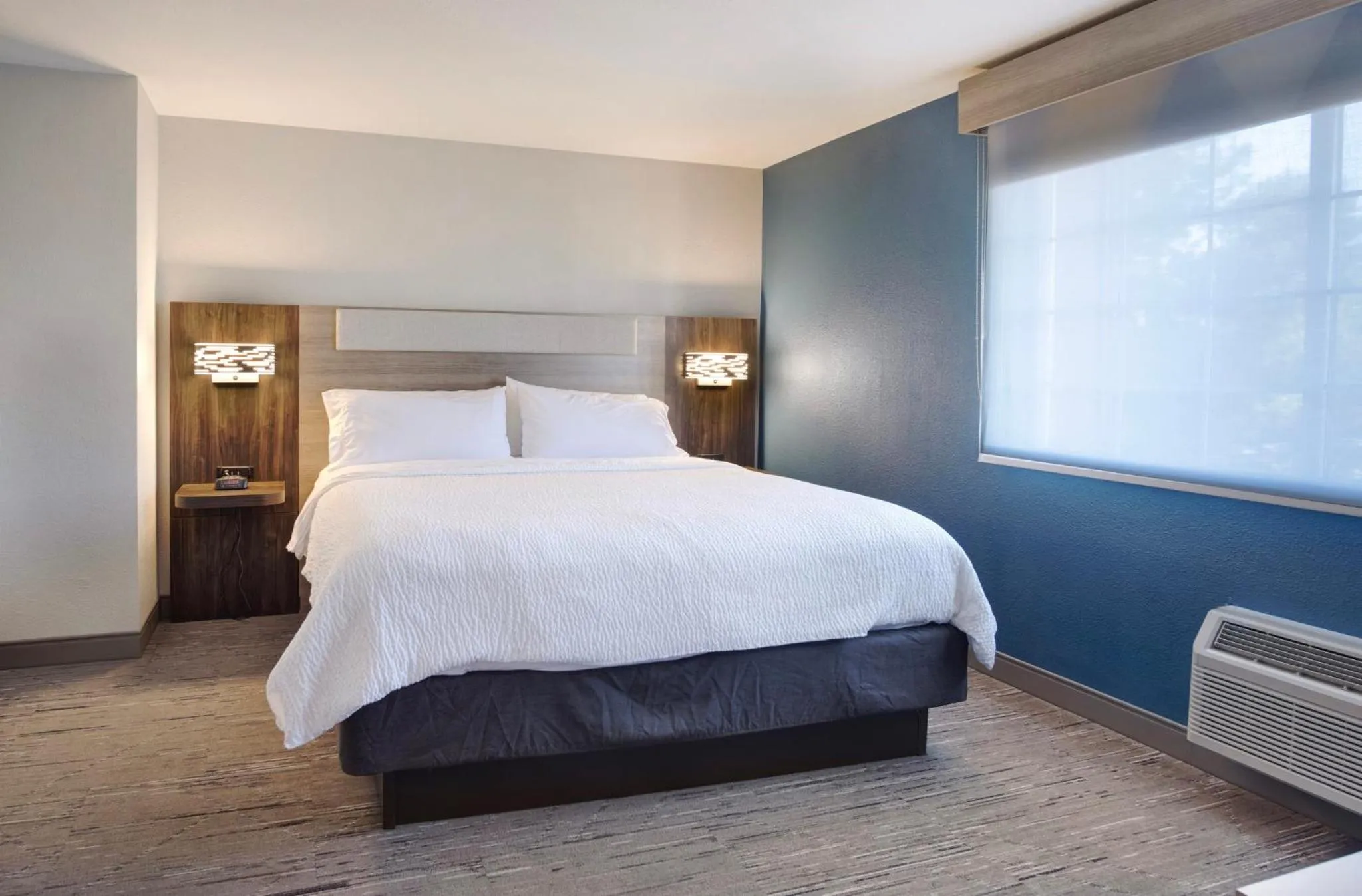 Photo of the whole room, Bed in Holiday Inn Express Portland East - Columbia Gorge by IHG