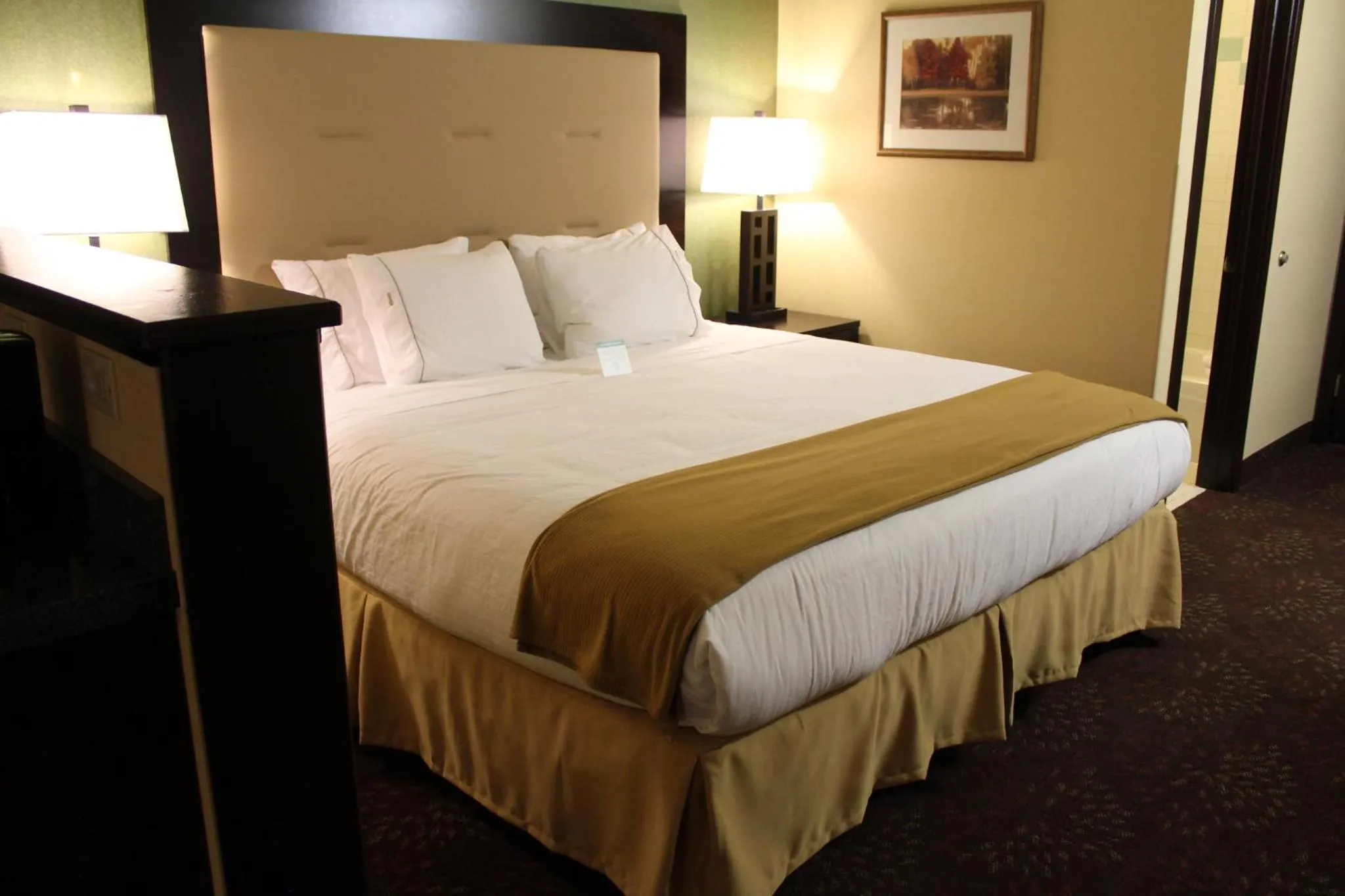Photo of the whole room, Bed in Holiday Inn Express Portland East - Columbia Gorge by IHG