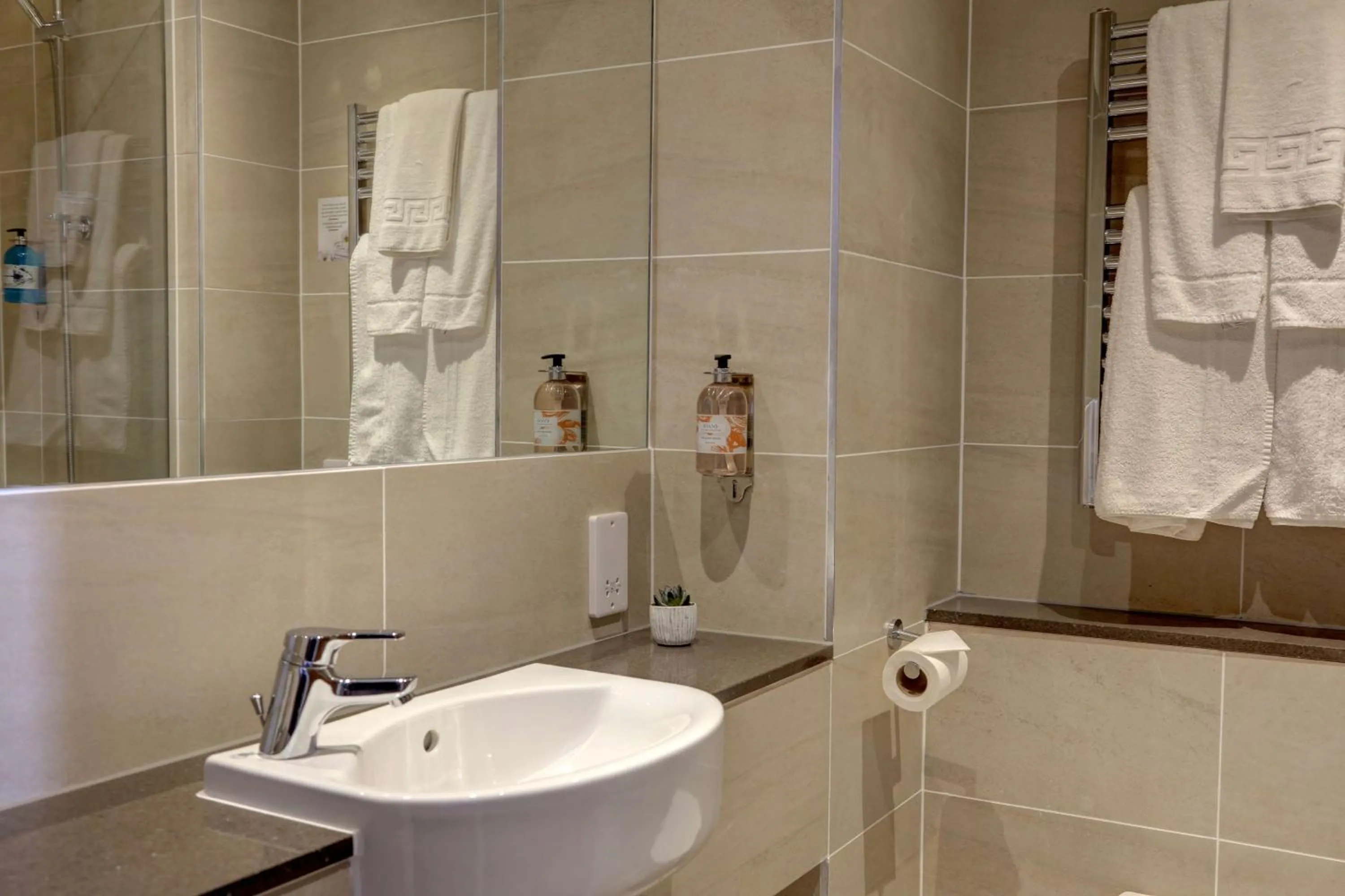 Bathroom in Invercarse Hotel Dundee, BW Signature Collection